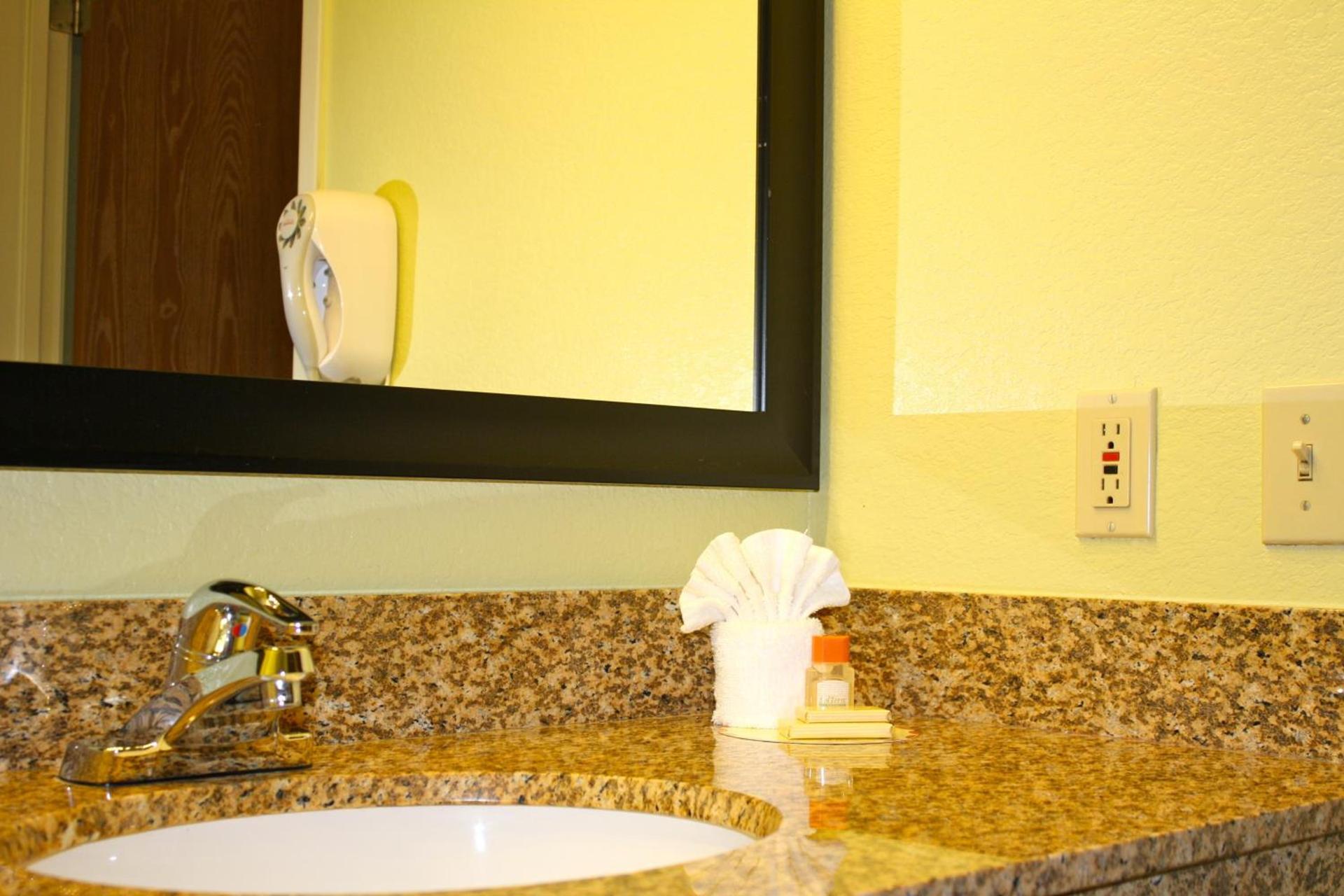Days Inn by Wyndham Globe photo 25