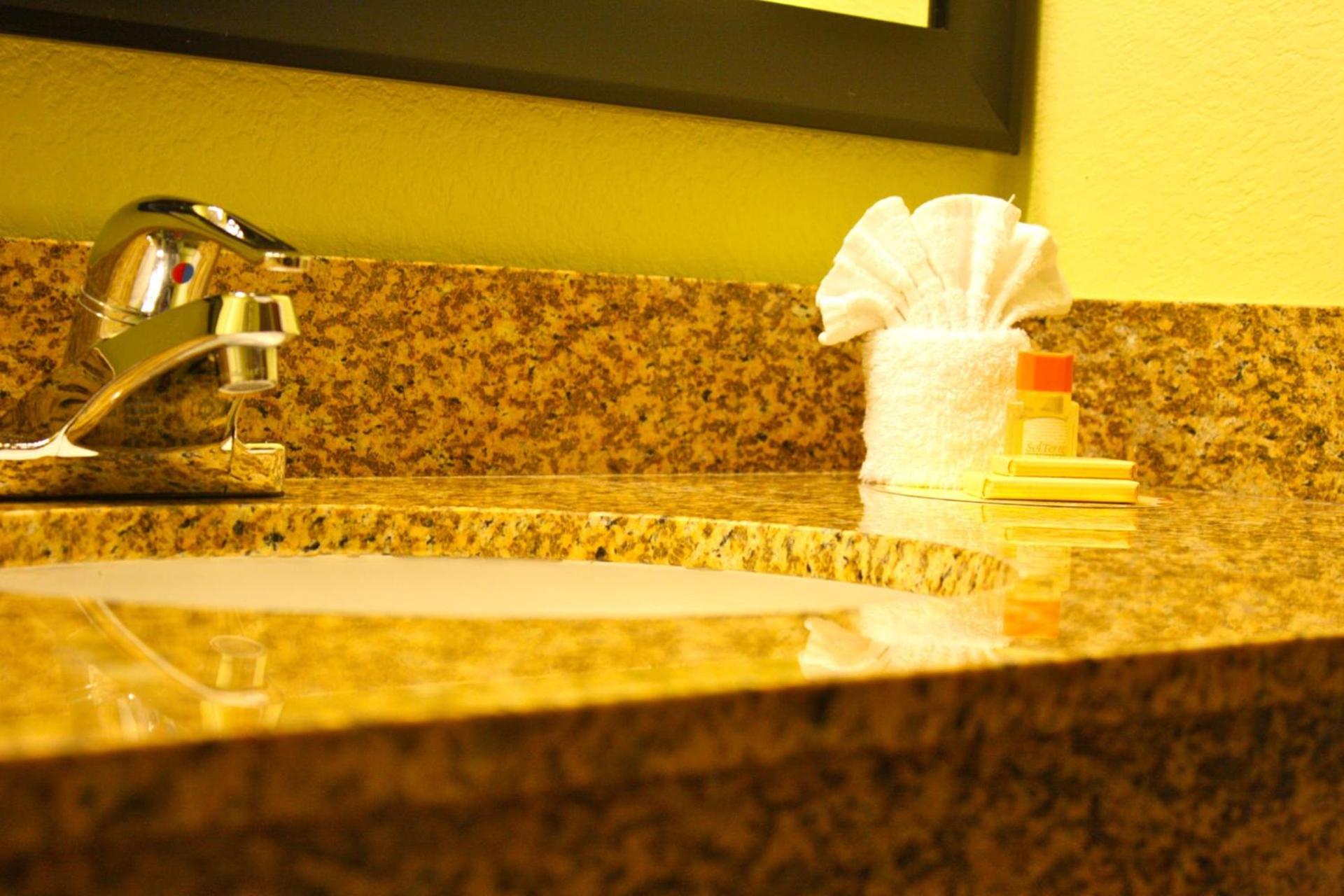 Days Inn by Wyndham Globe photo 29
