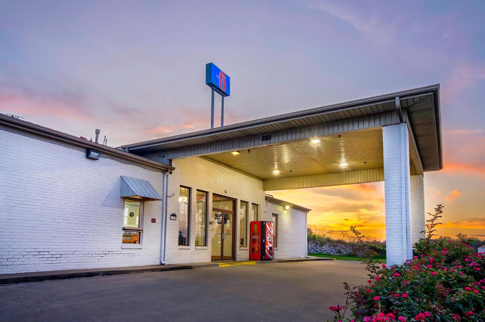 Motel 6-Grand Rivers, KY photo 1
