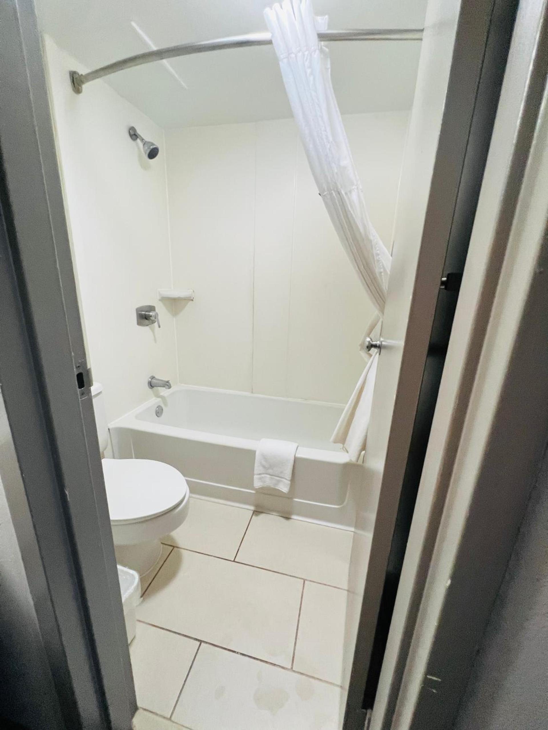 Days Inn by Wyndham Winchester photo 33