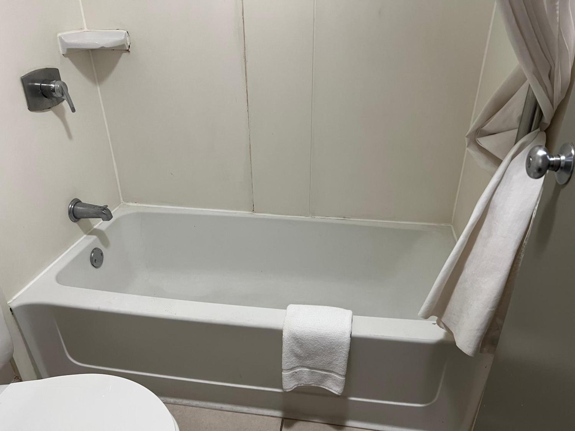 Days Inn by Wyndham Winchester photo 32
