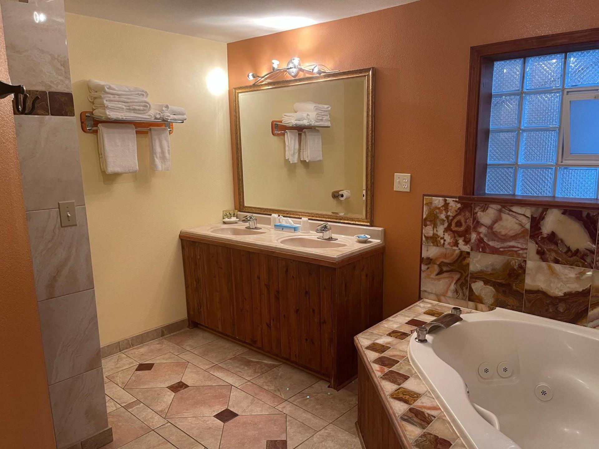 Pikes Peak Inn photo 24