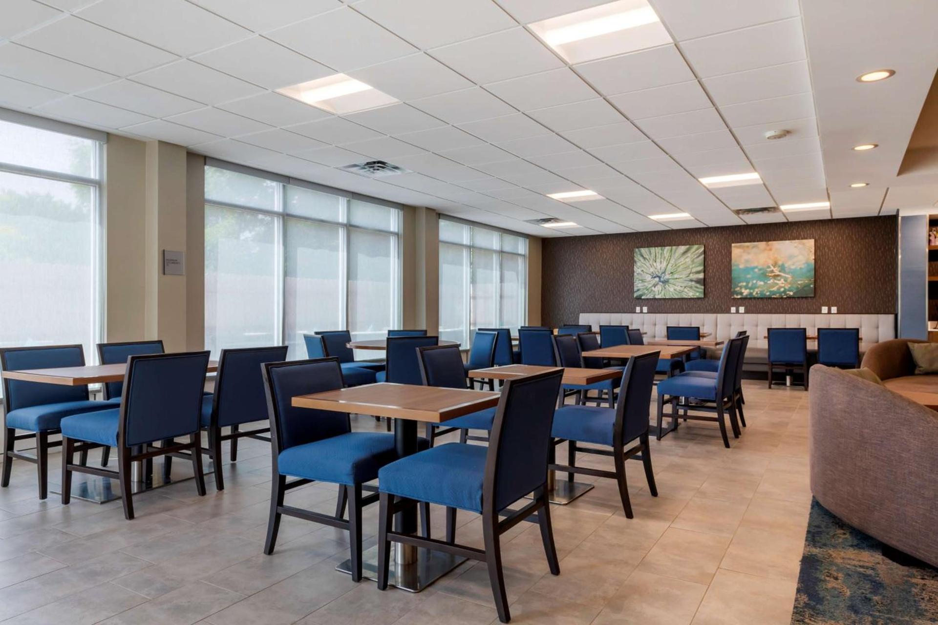 Best Western Plus Isanti photo 9