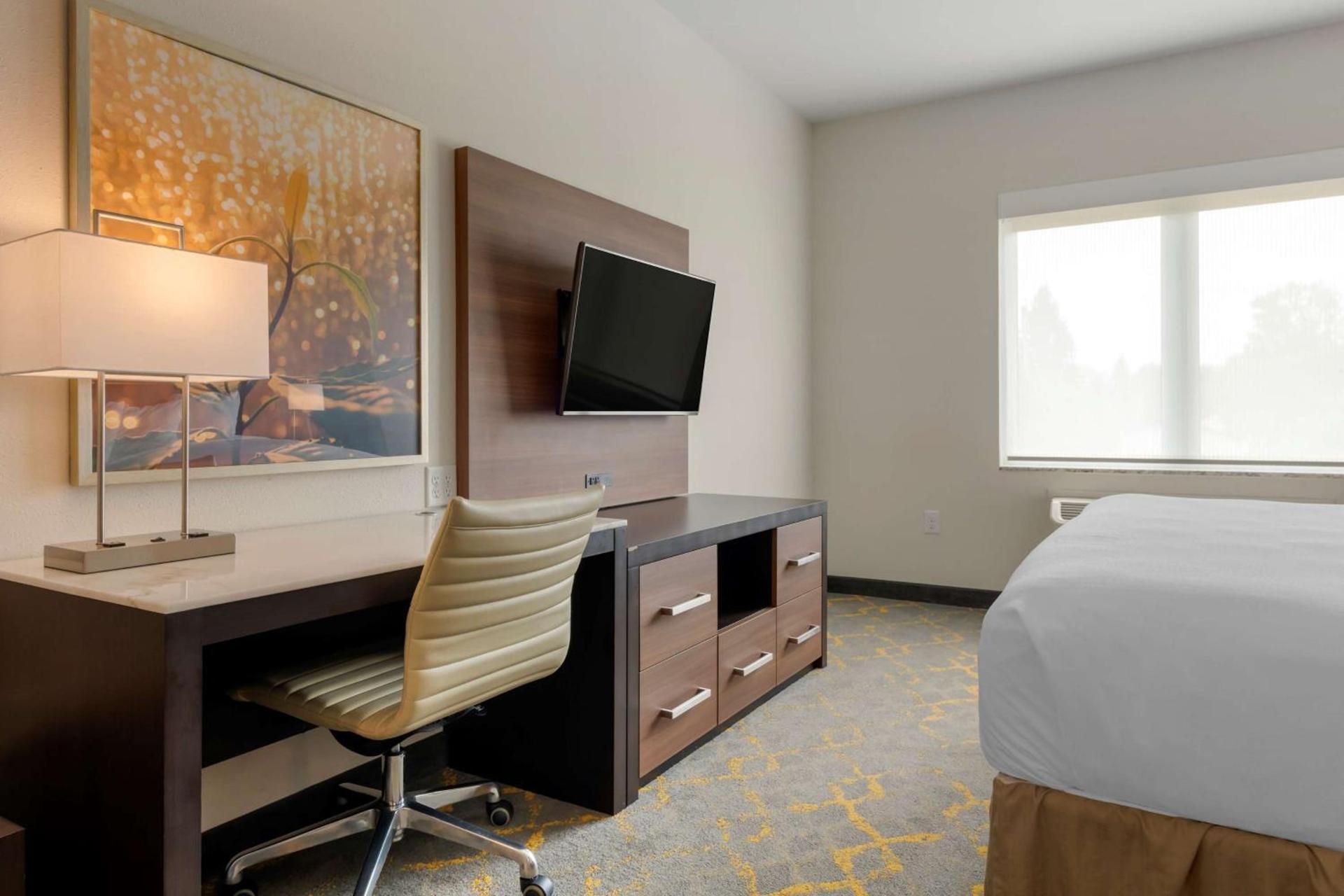 Best Western Plus Isanti photo 27