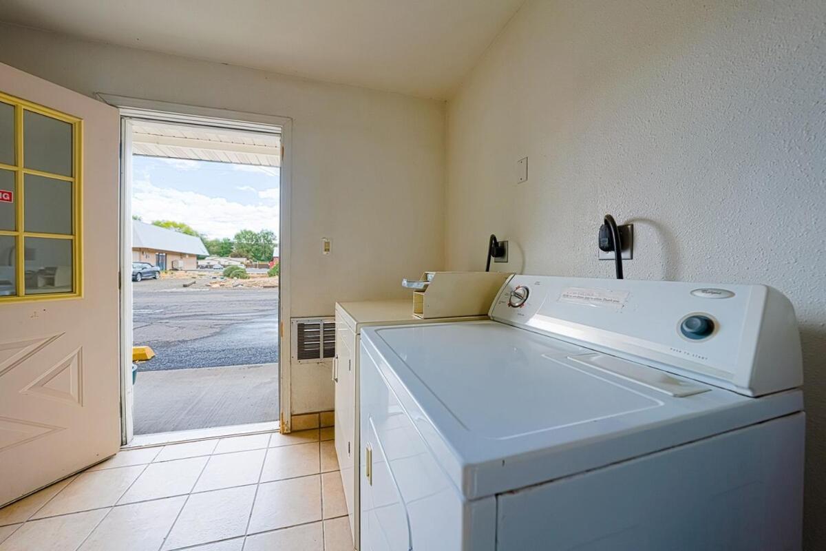 Budget 8 Motel photo 7