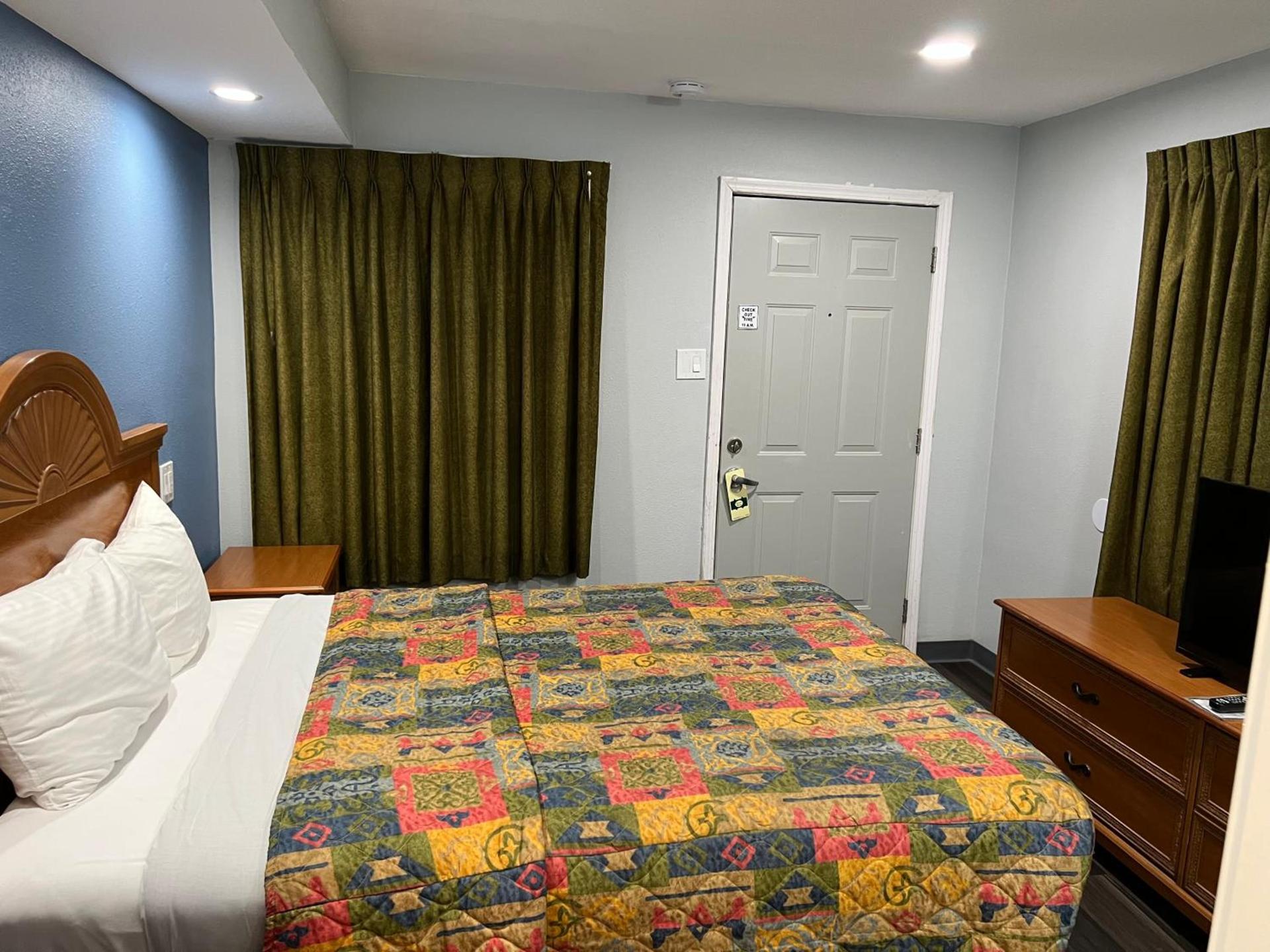 Bishop Elms Motel photo 13