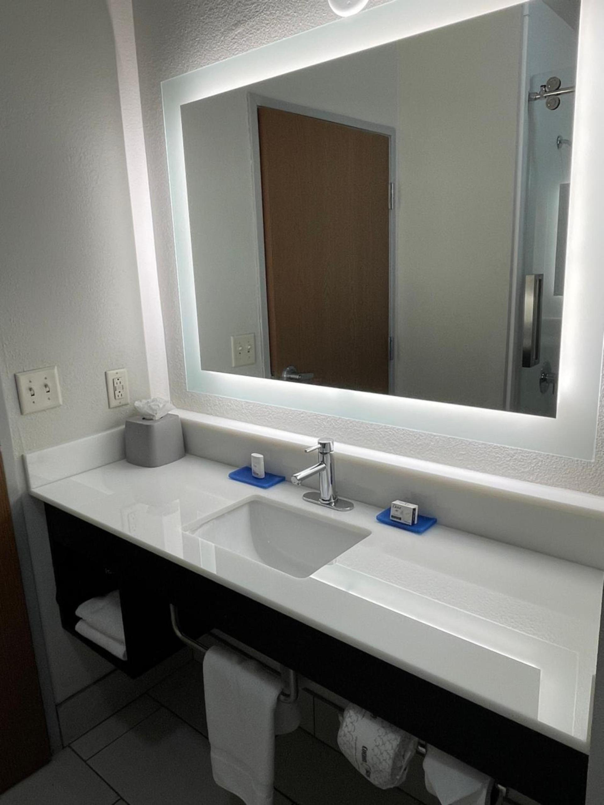 Holiday Inn Express Hotel & Suites Las Vegas NM by IHG photo 28
