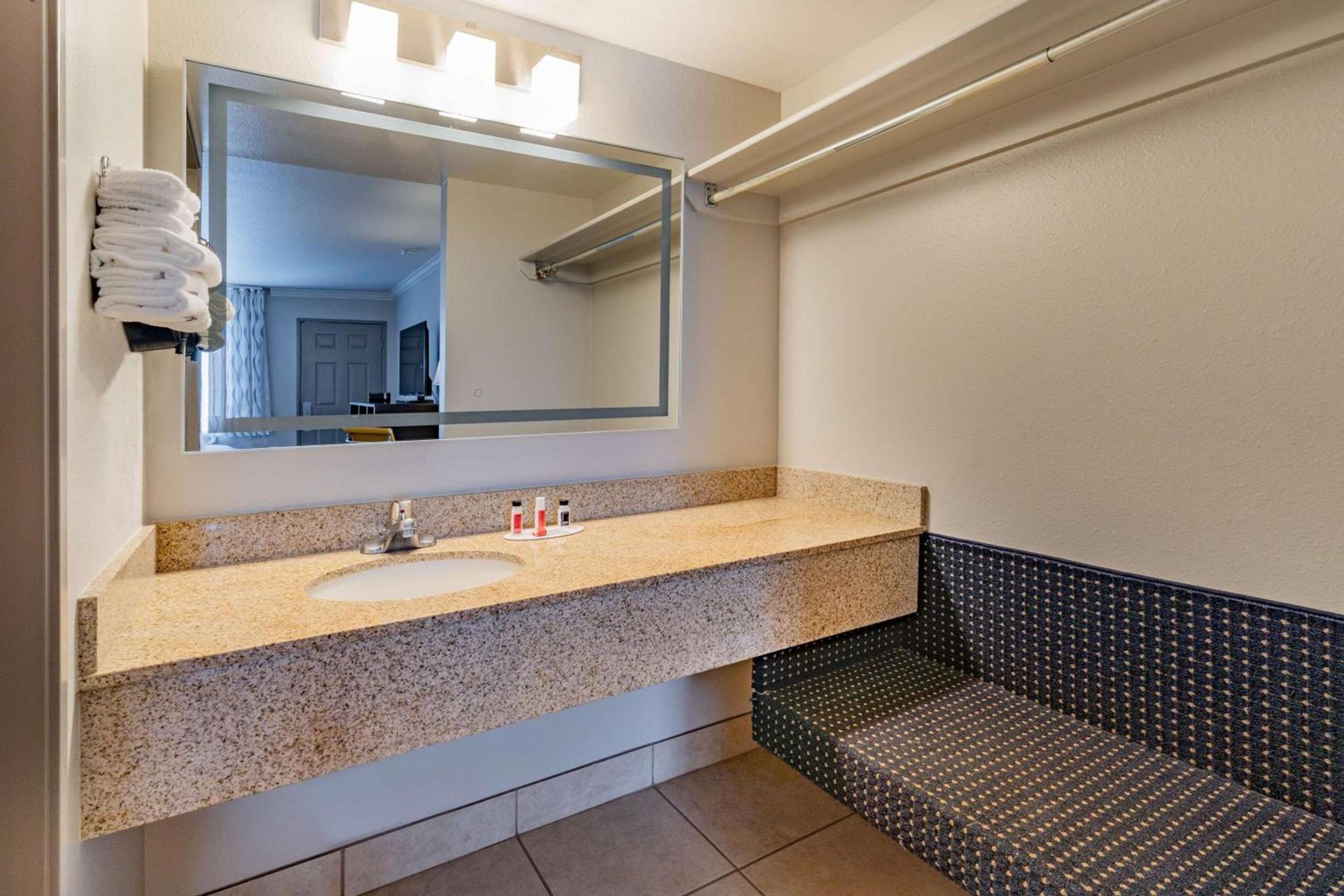 Days Inn by Wyndham Winnemucca photo 30