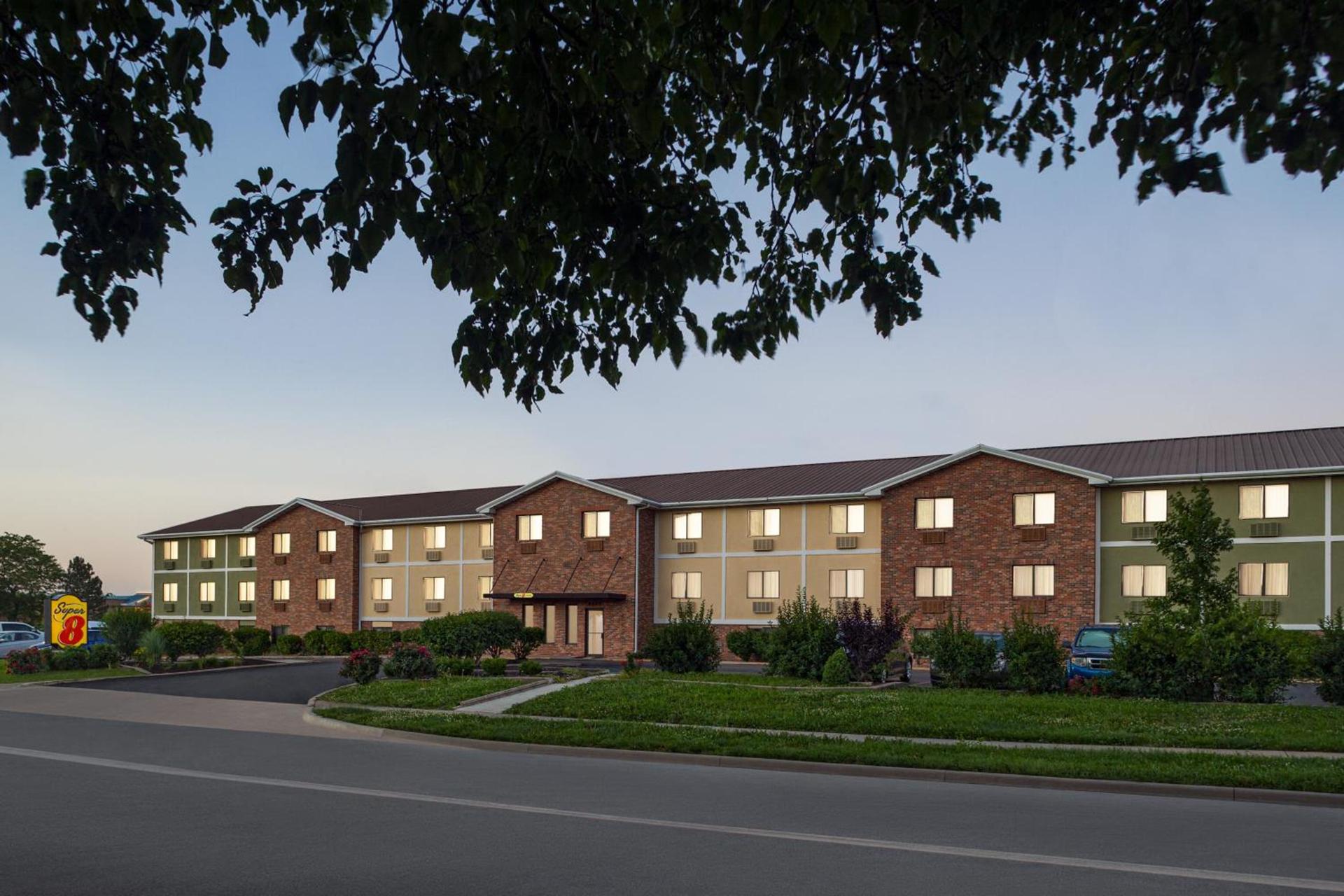 Super 8 by Wyndham Lenexa Overland Park Area/Mall Area photo 28