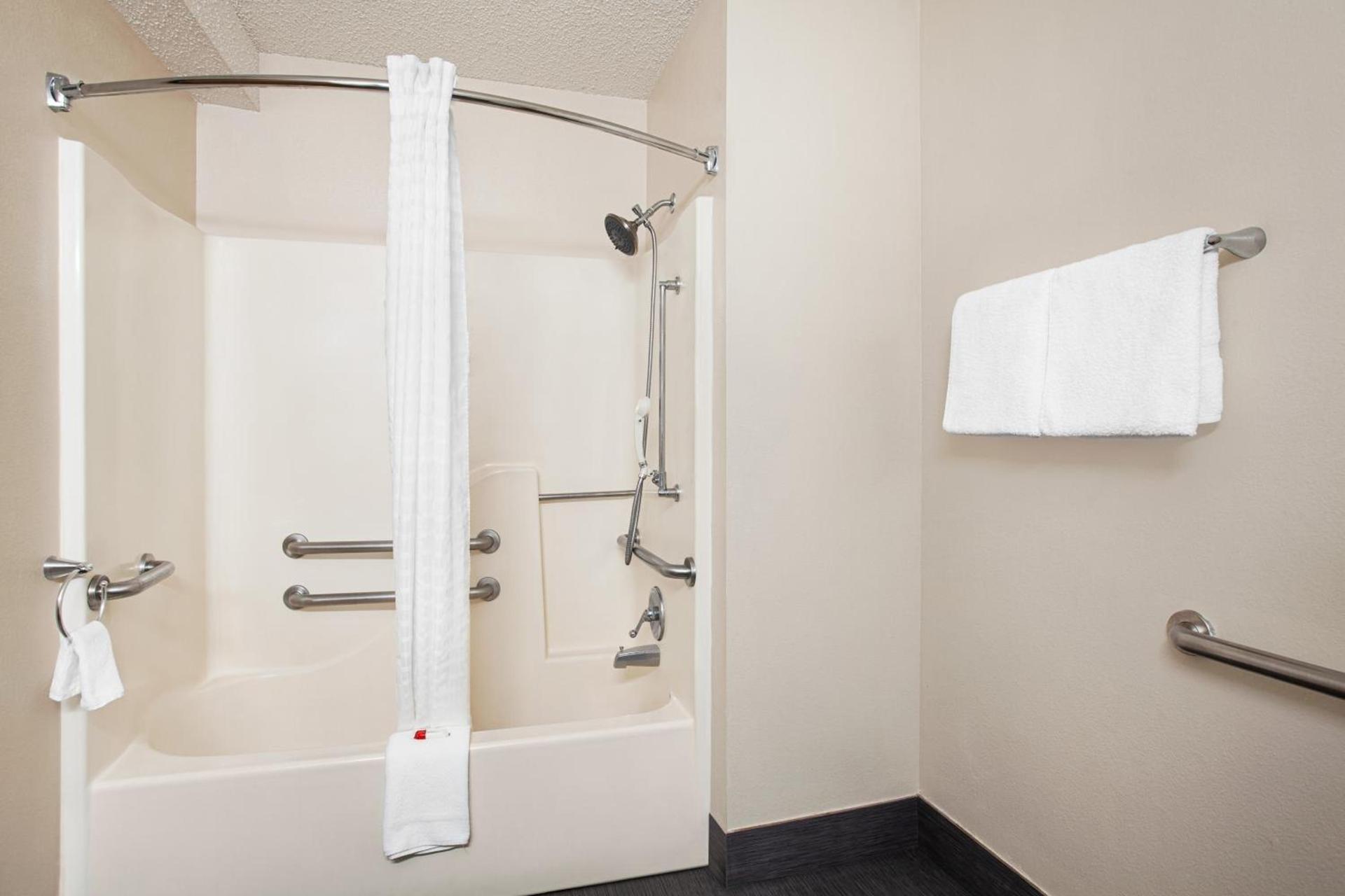 Super 8 by Wyndham Lenexa Overland Park Area/Mall Area photo 43