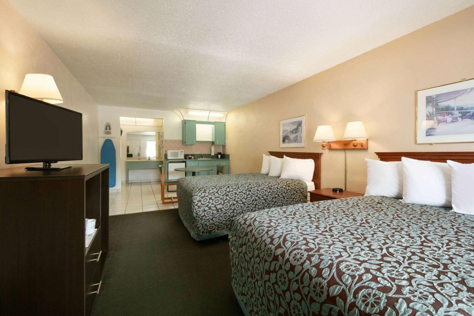 Days Inn by Wyndham Clearwater/Central photo 9