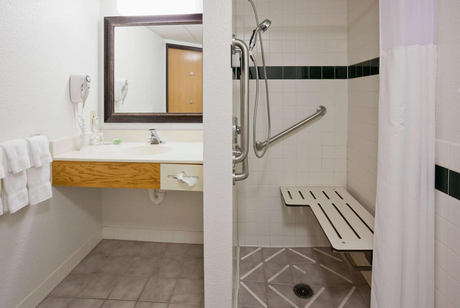 AmericInn by Wyndham Osceola photo 4