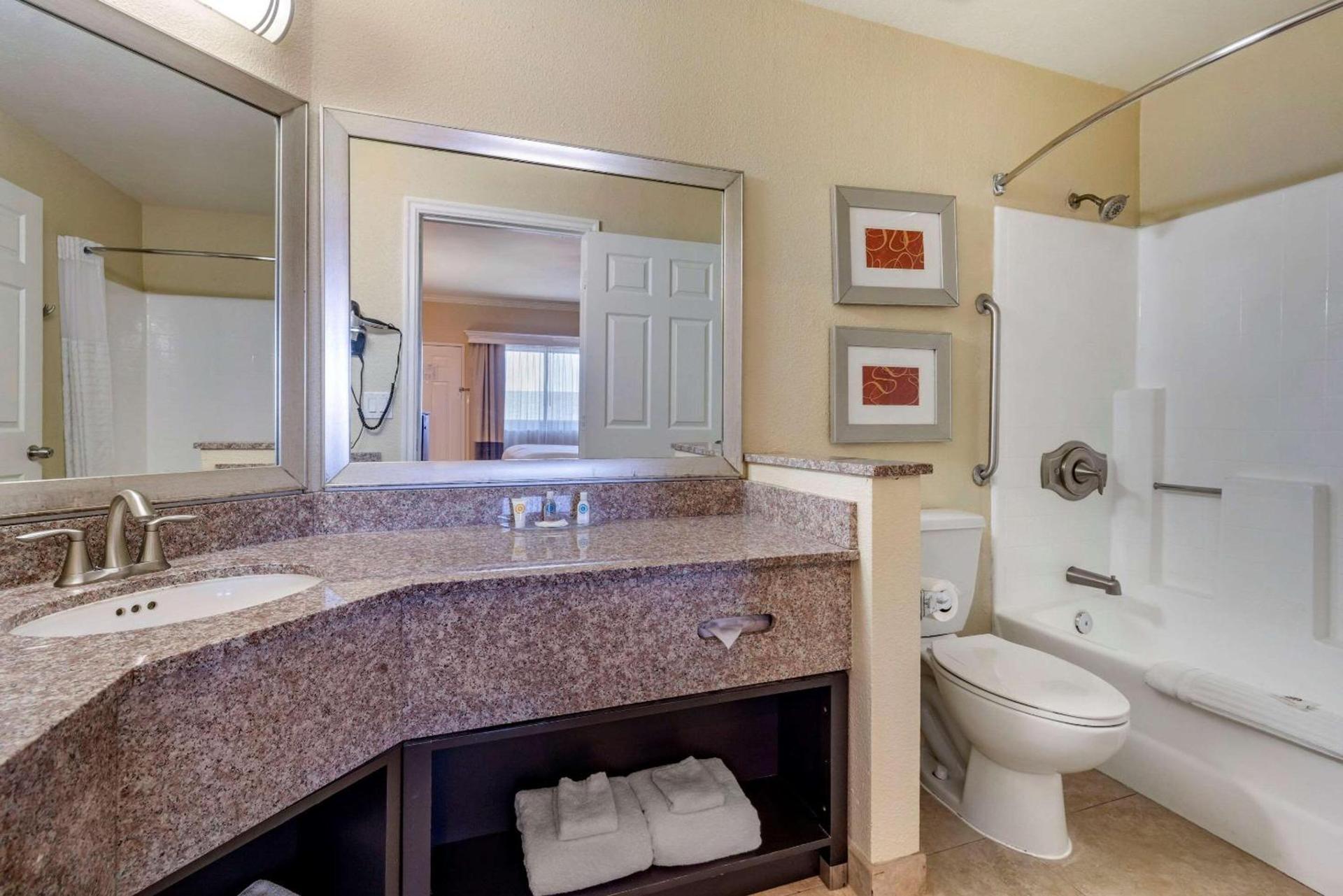 Comfort Inn & Suites Huntington Beach photo 9