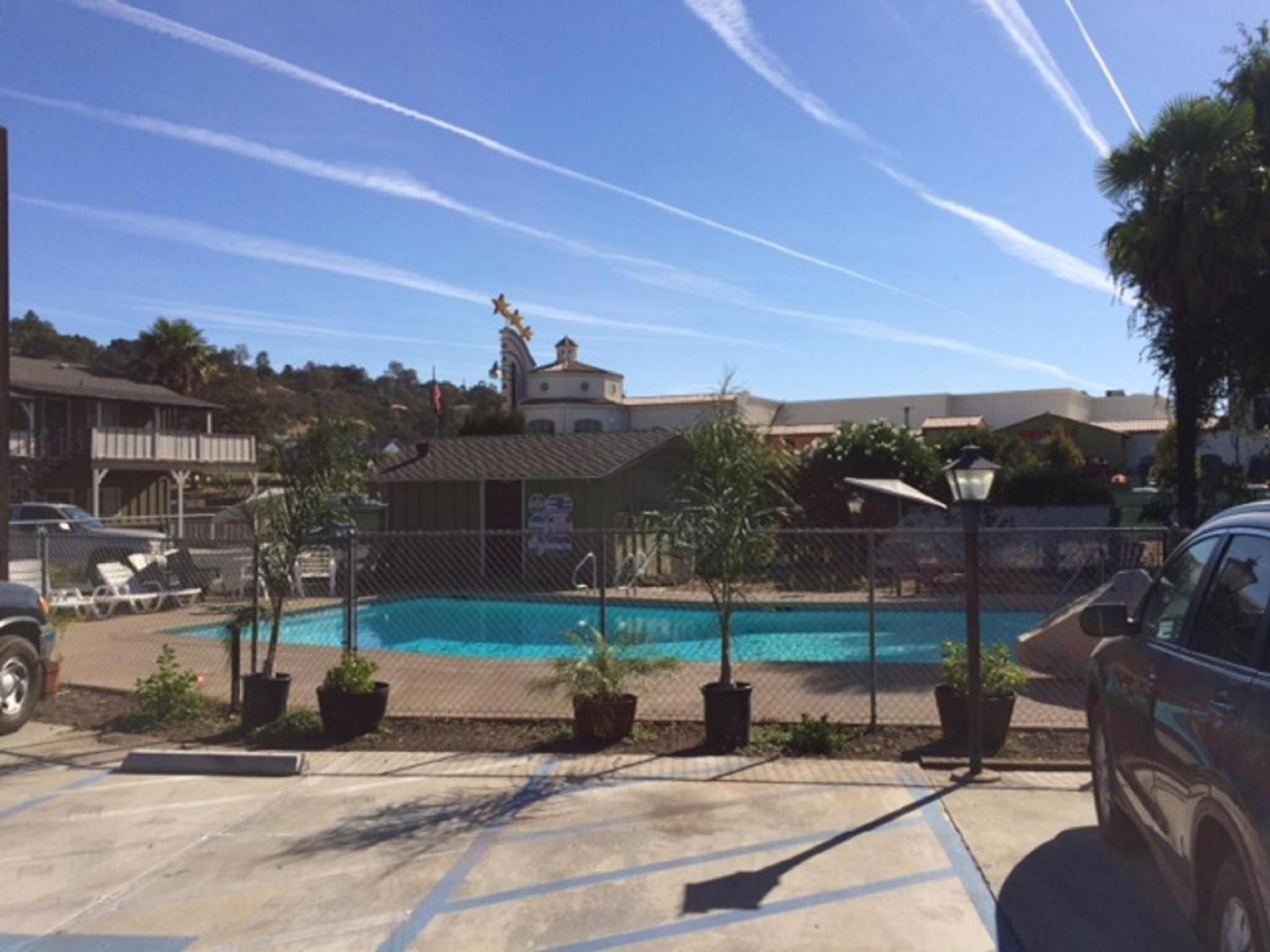 Vino Inn & Suites photo 16