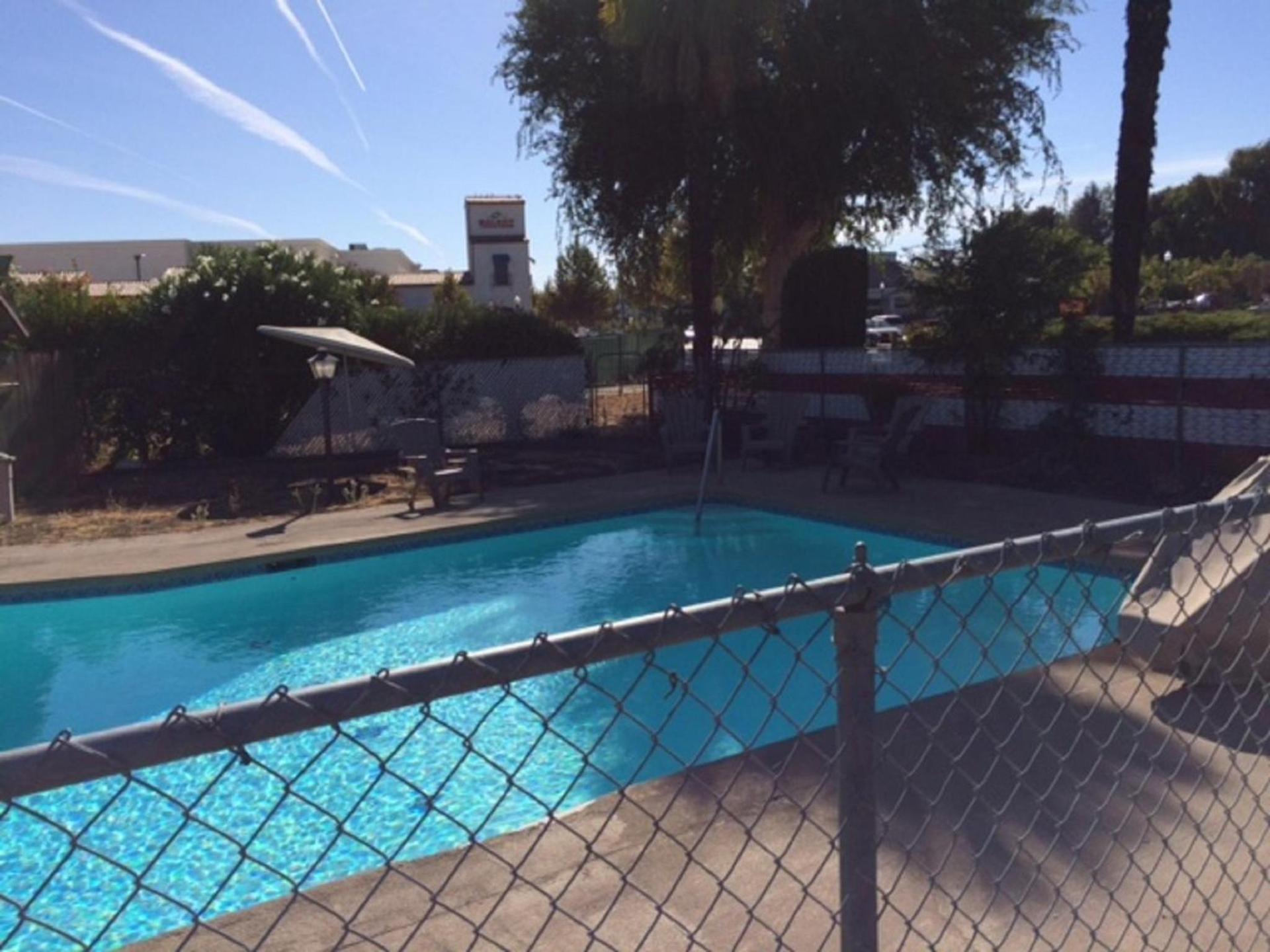 Vino Inn & Suites photo 15