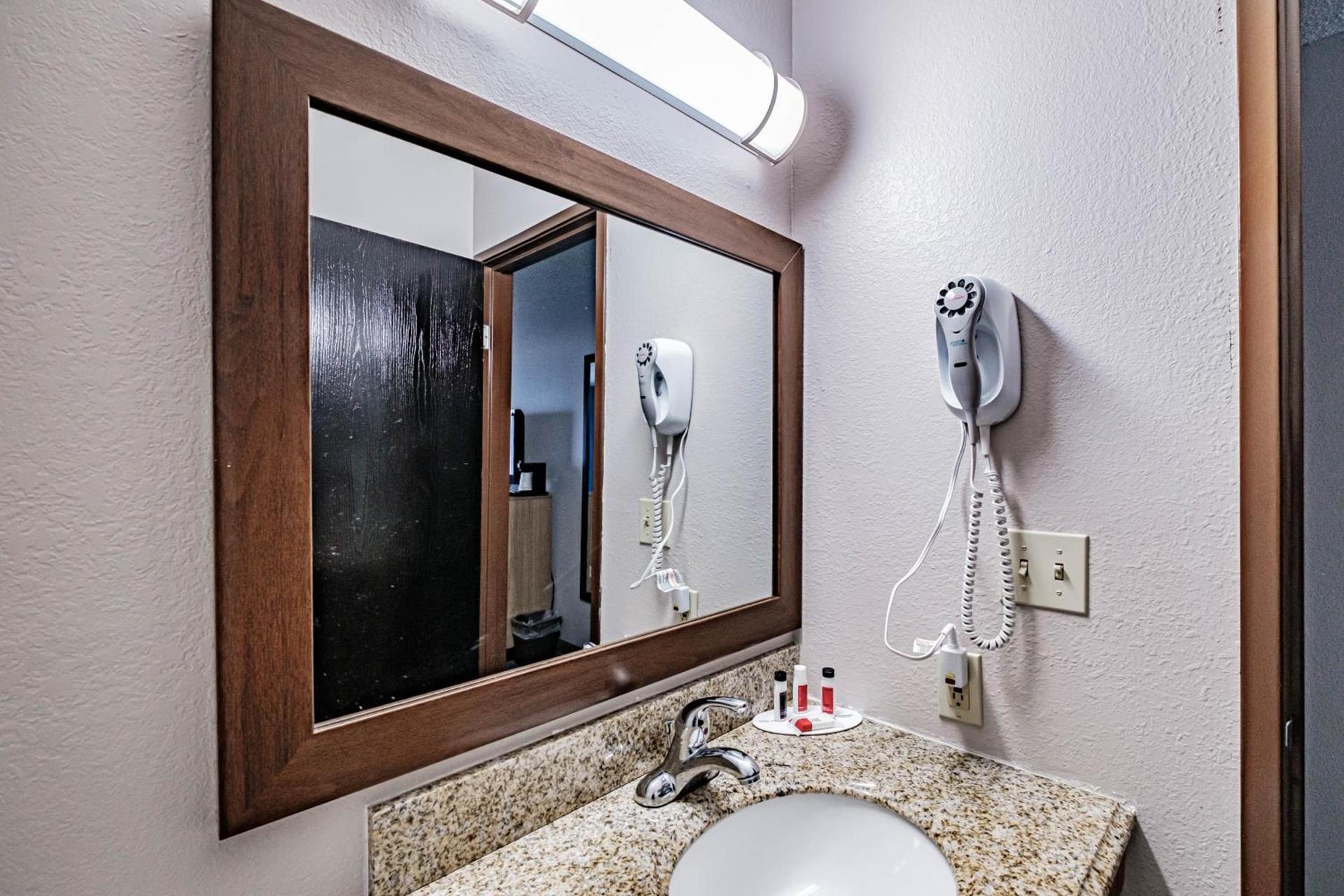 Days Inn by Wyndham Brunswick Bath Area photo 63