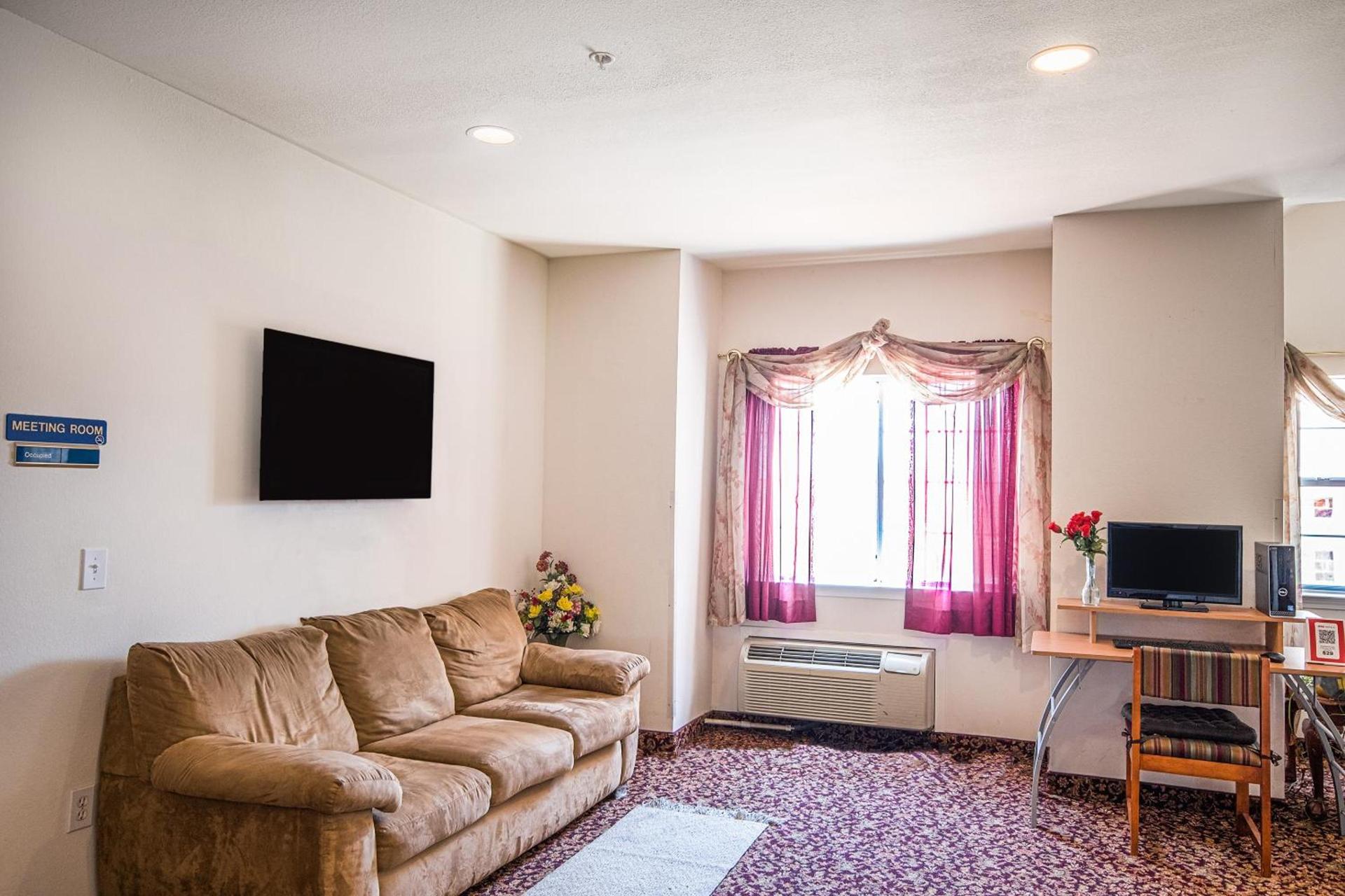Econo Lodge Inn & Suites Mesquite - Dallas East photo 43