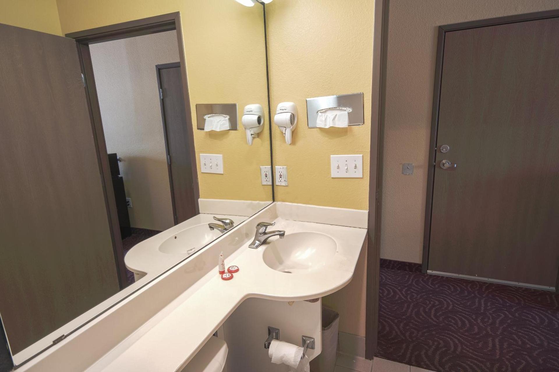 Econo Lodge Inn & Suites Mesquite - Dallas East photo 57