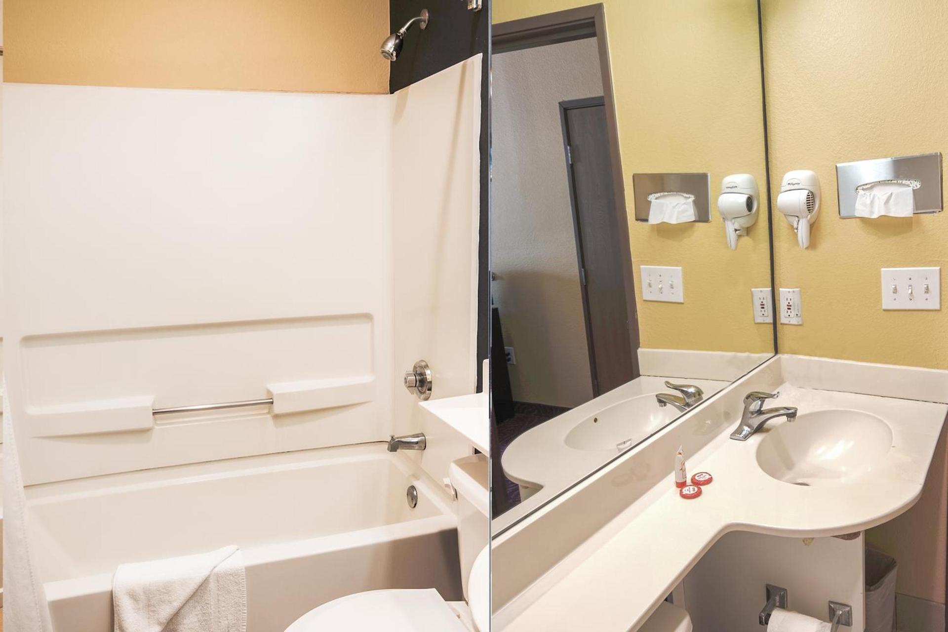 Econo Lodge Inn & Suites Mesquite - Dallas East photo 56
