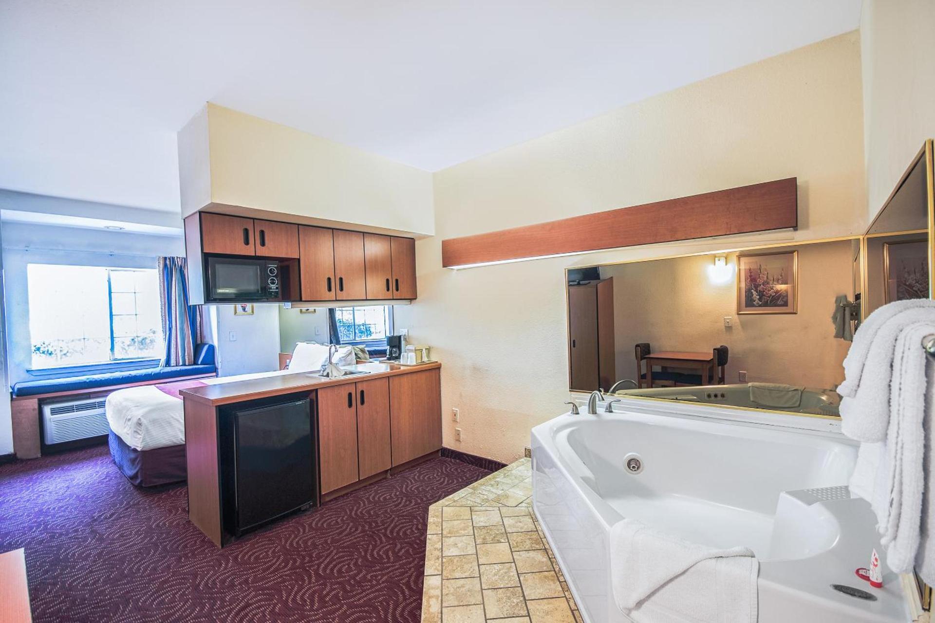 Econo Lodge Inn & Suites Mesquite - Dallas East photo 61