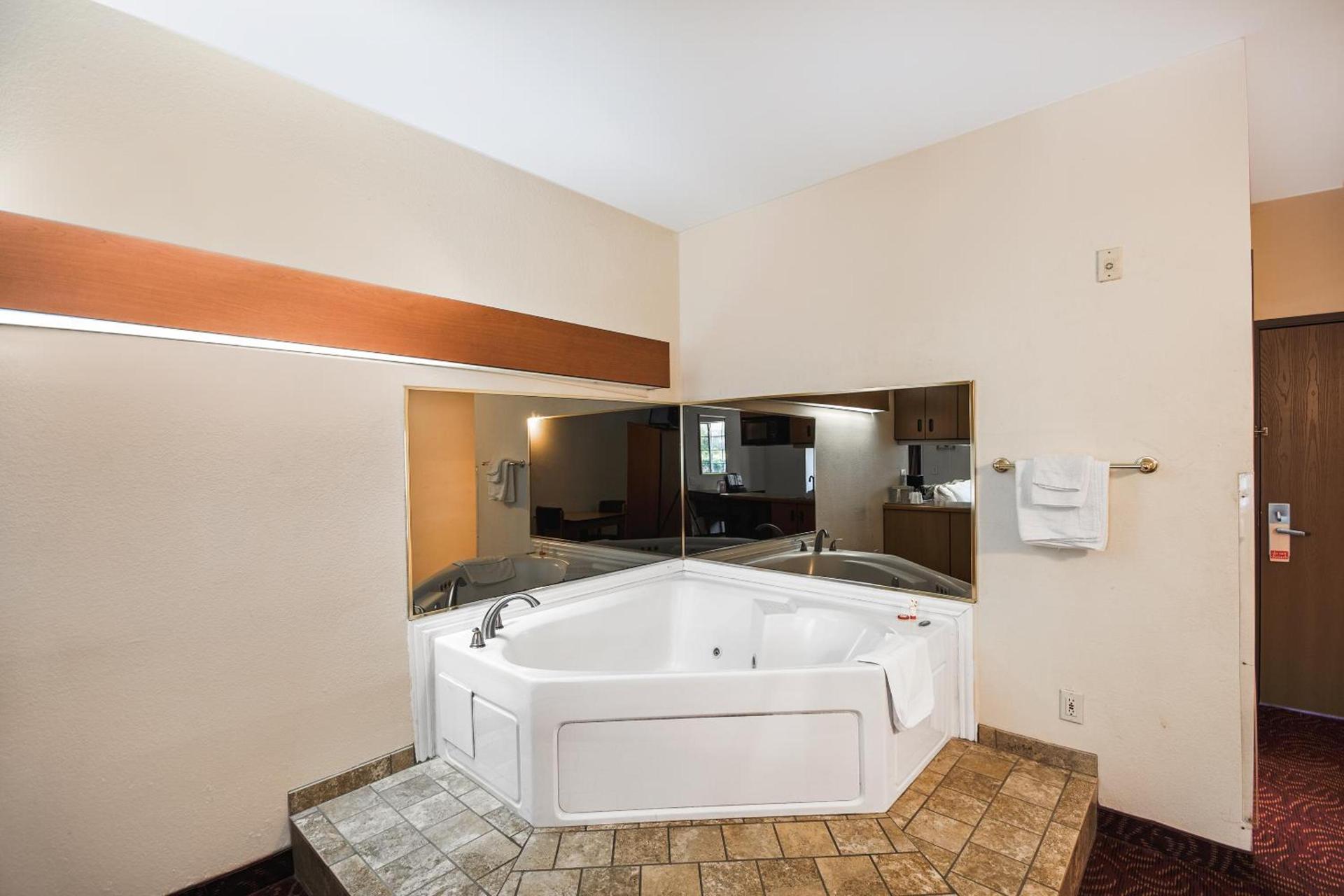 Econo Lodge Inn & Suites Mesquite - Dallas East photo 59