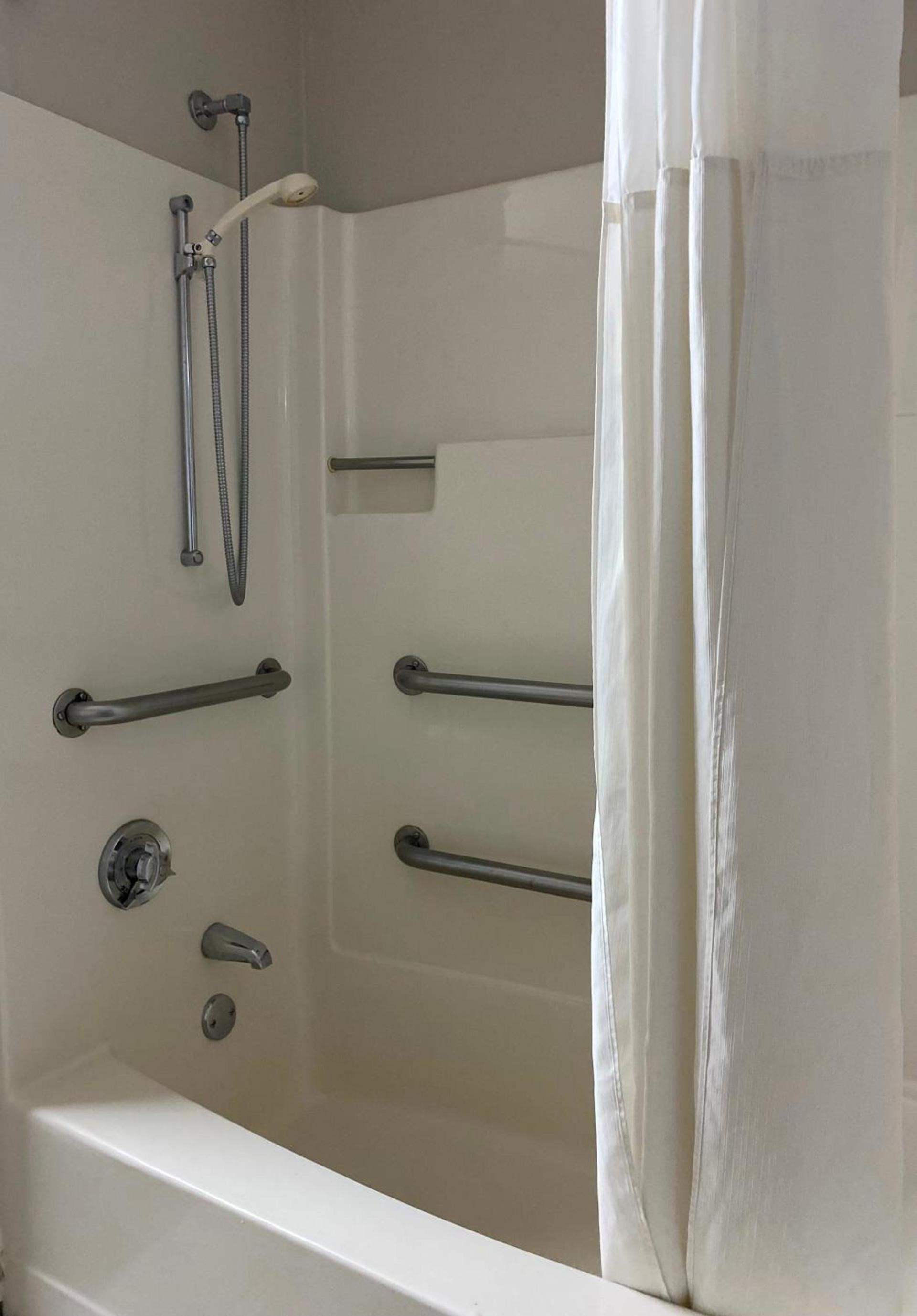 Days Inn by Wyndham Brunswick Bath Area photo 72
