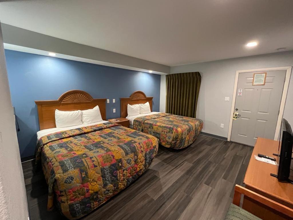Bishop Elms Motel photo 17