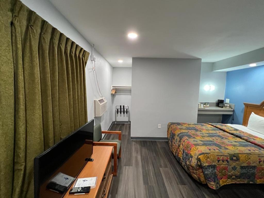 Bishop Elms Motel photo 18