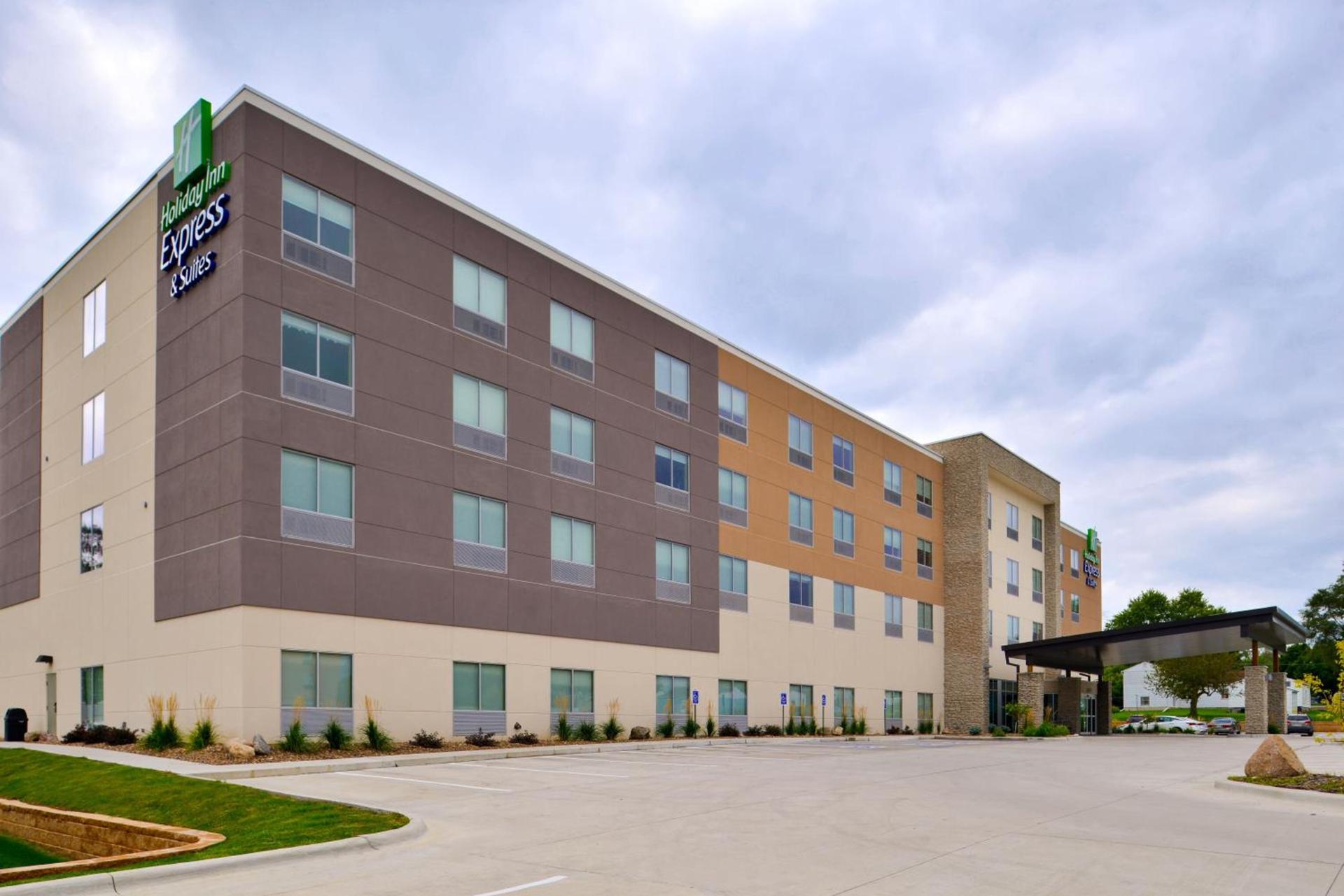 Holiday Inn Express & Suites - Ottumwa by IHG photo 2