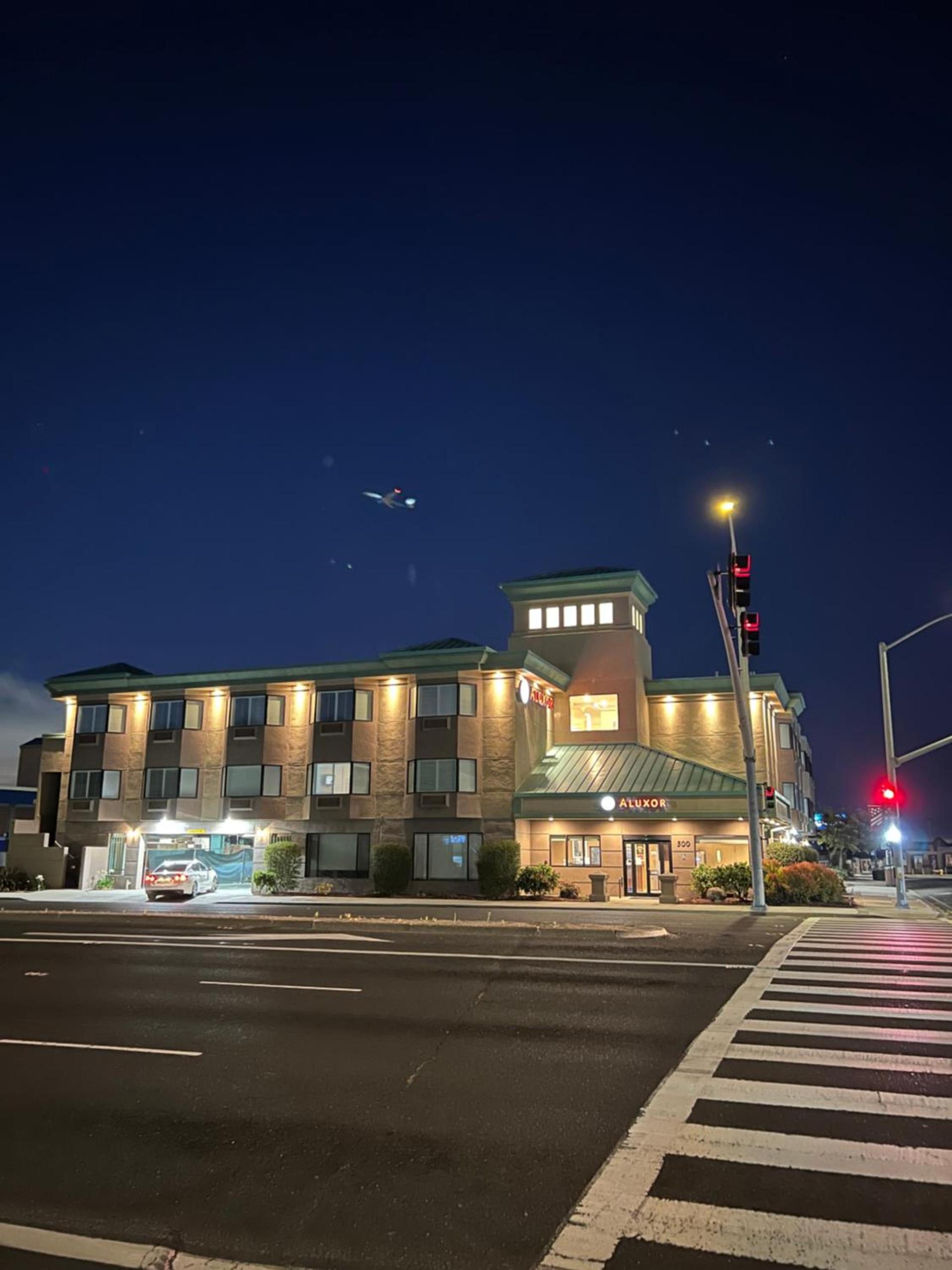 Hotel Aluxor SFO, Shuttle Service photo 7