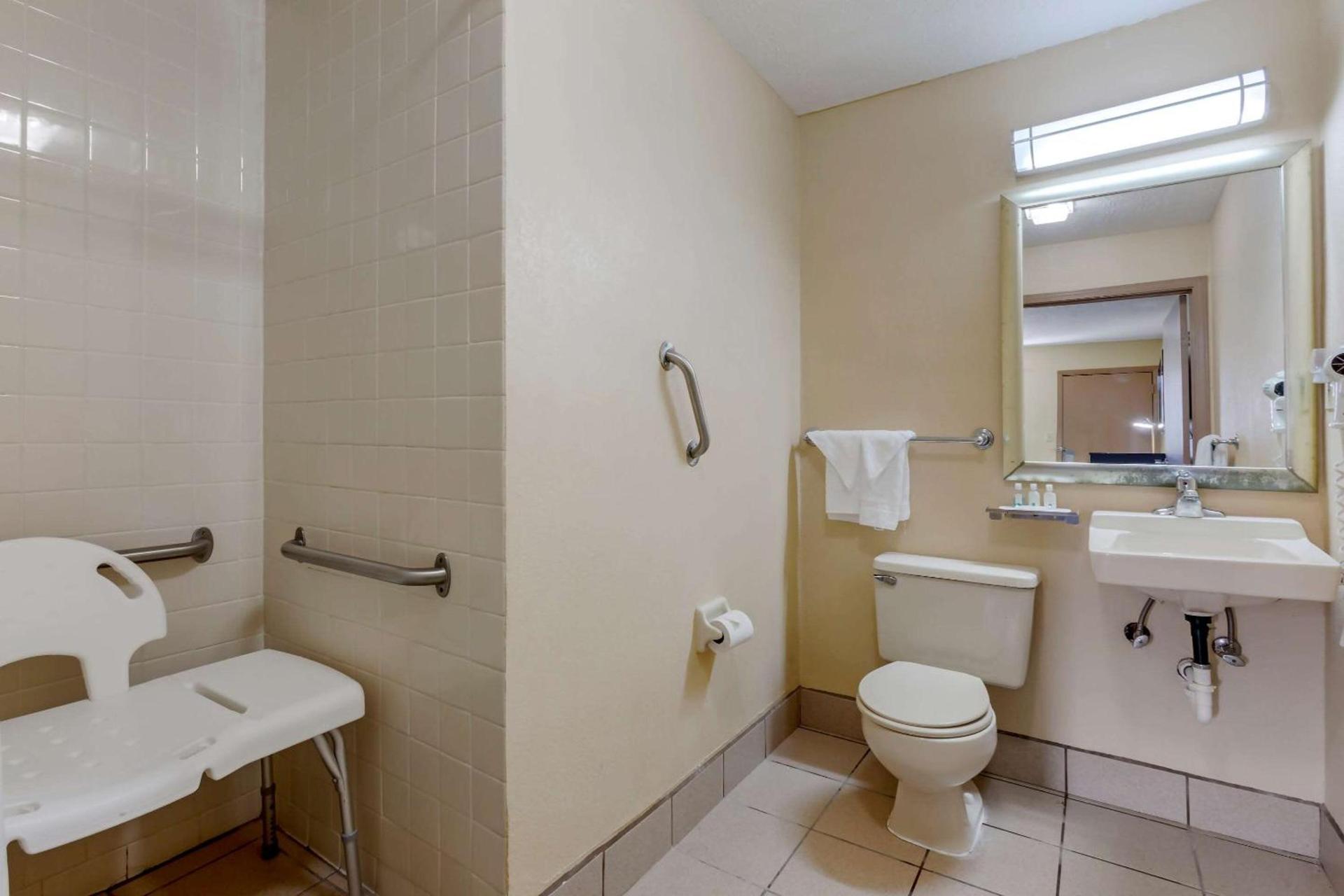 Quality Inn Columbus-East photo 32