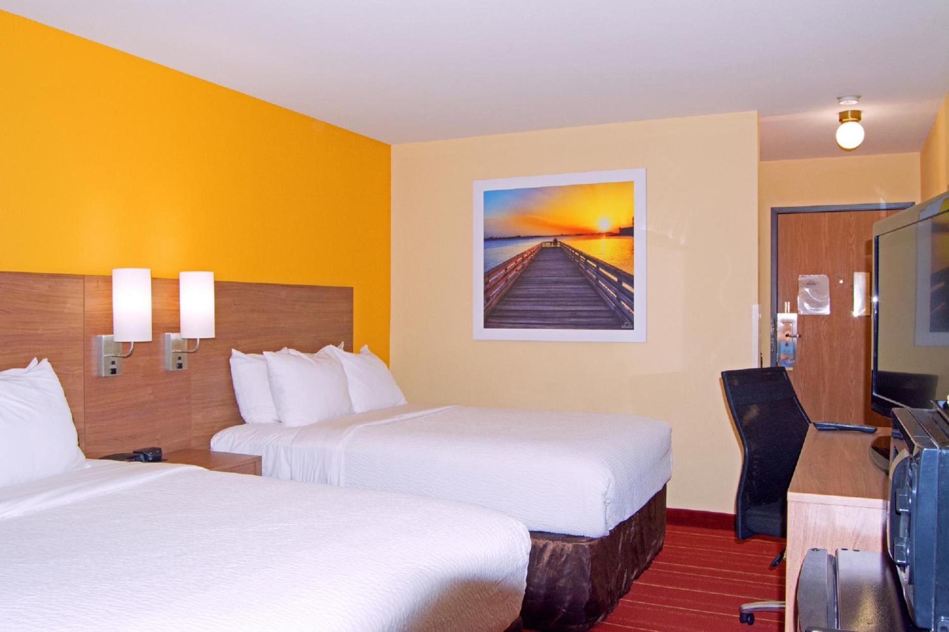 Days Inn by Wyndham Marquette photo 2