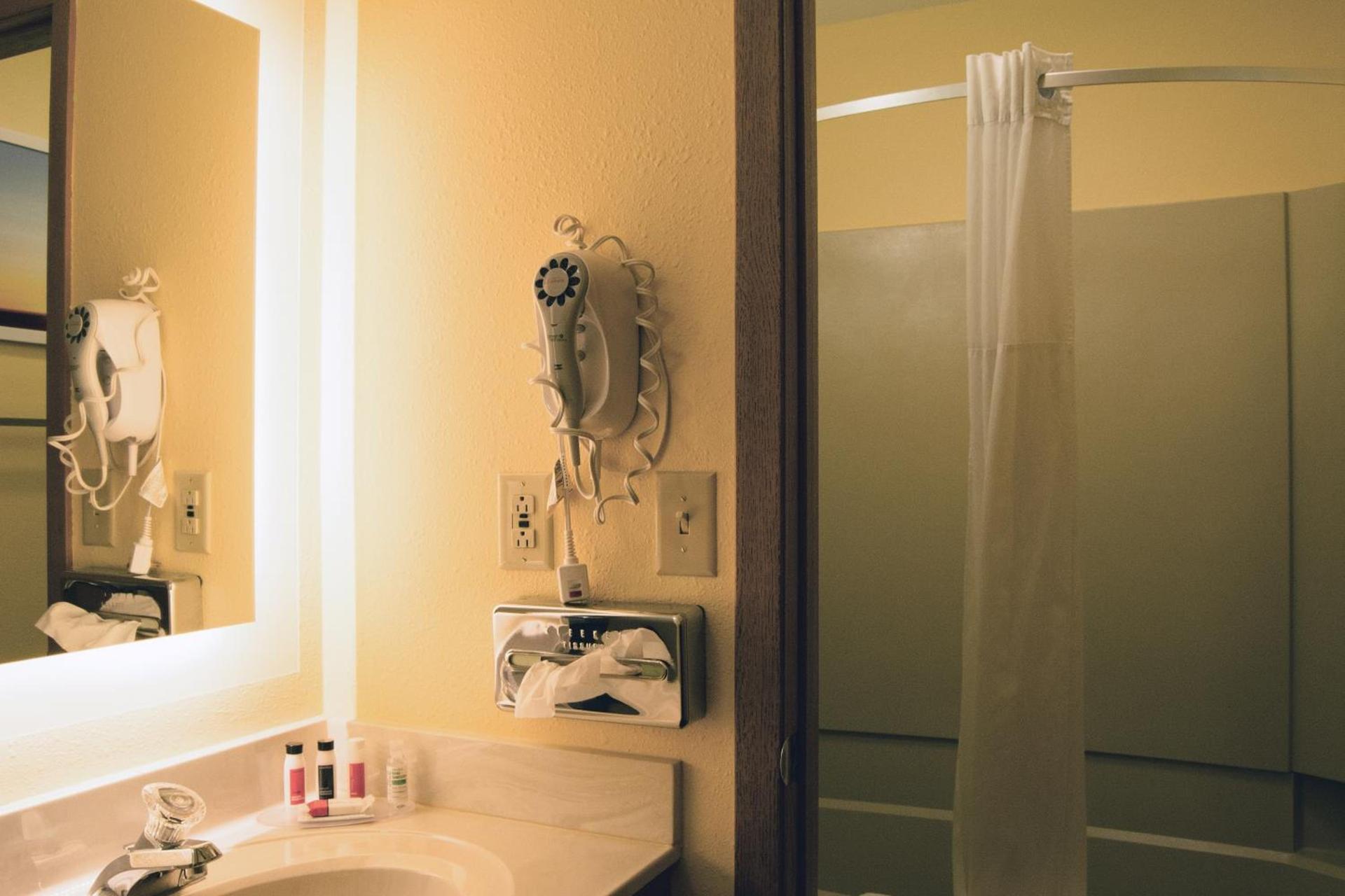 Days Inn by Wyndham Marquette photo 85