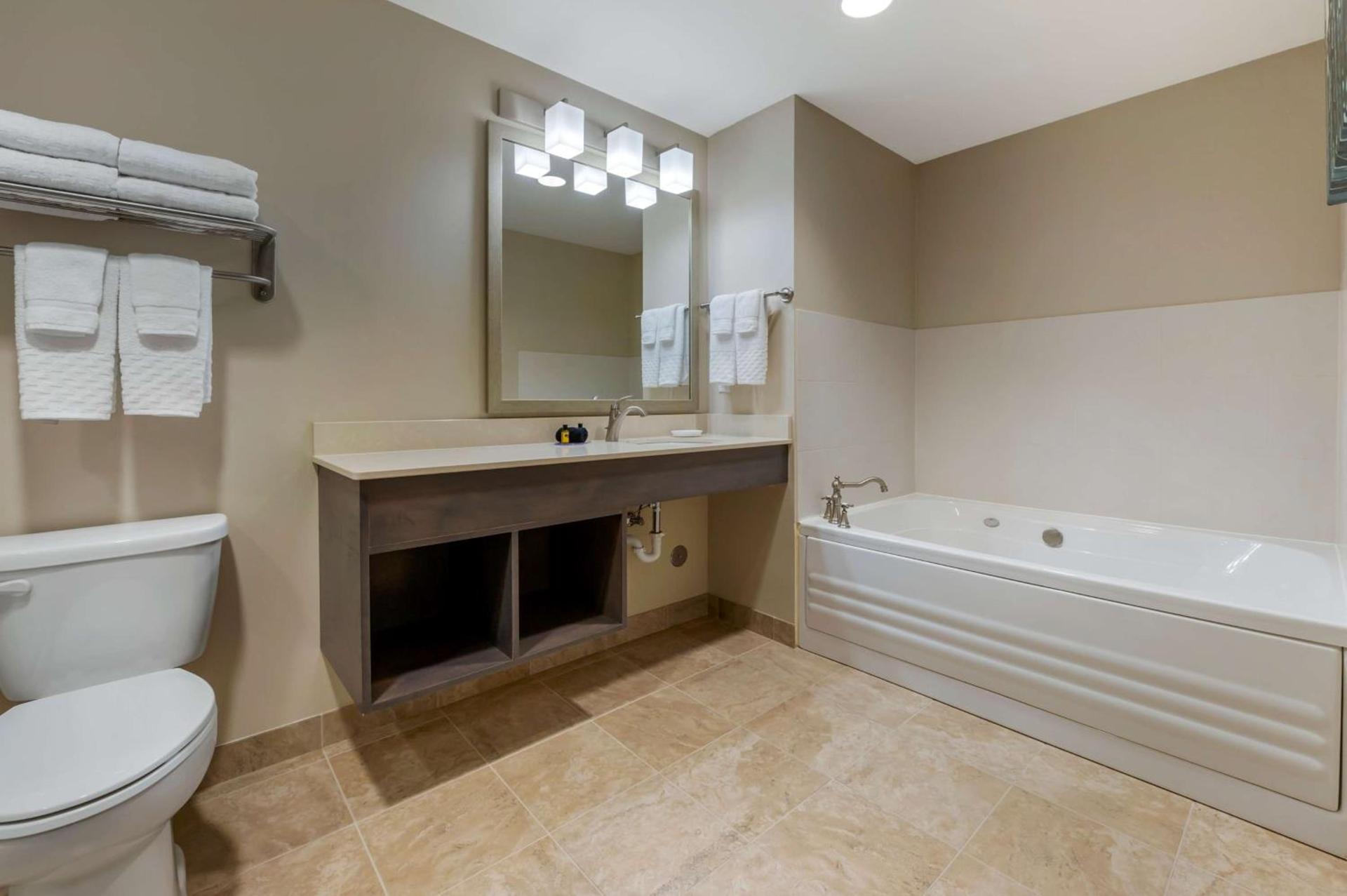 Best Western Plus Centralia Hotel & Suites photo 38