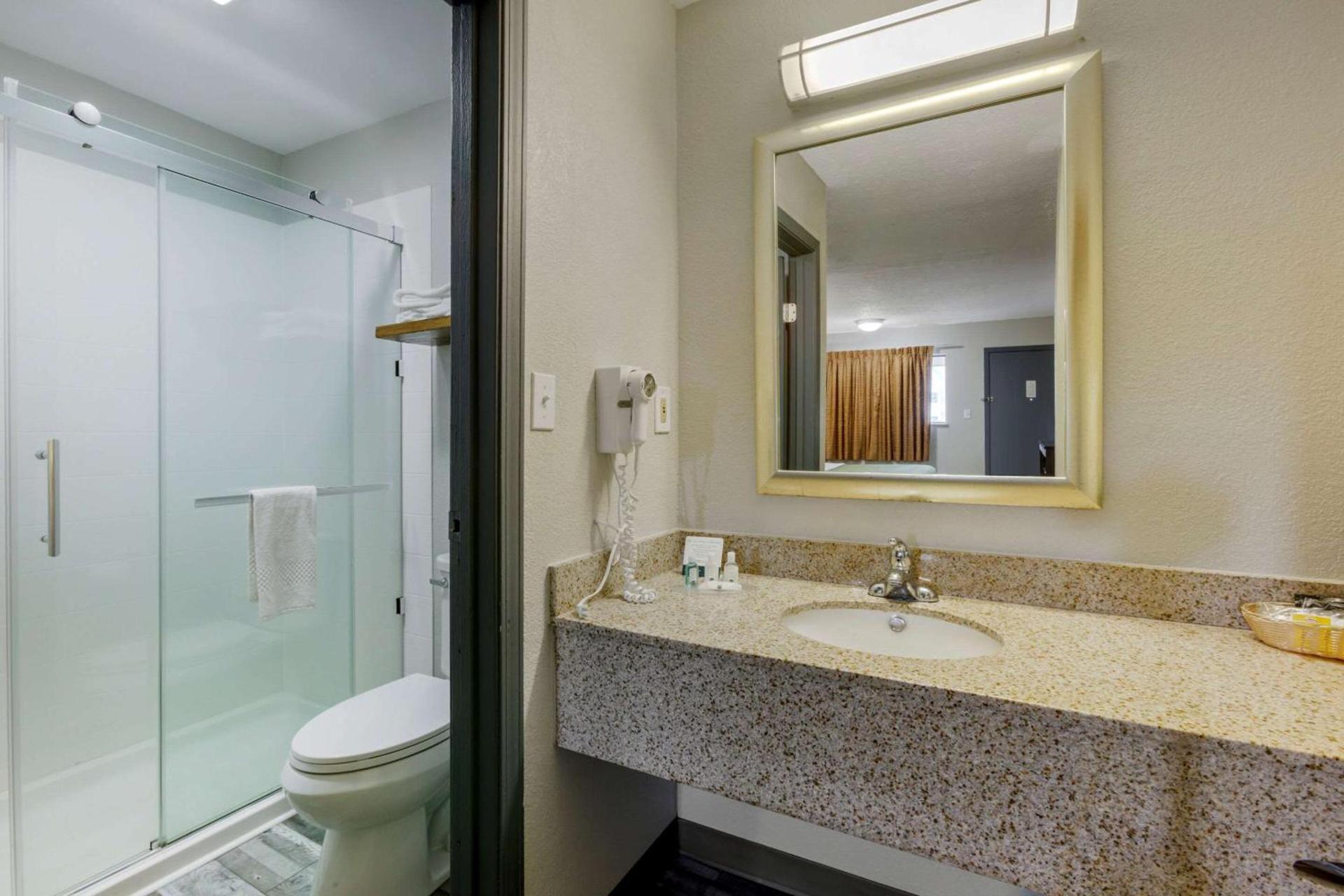 Quality Inn Columbus-East photo 19