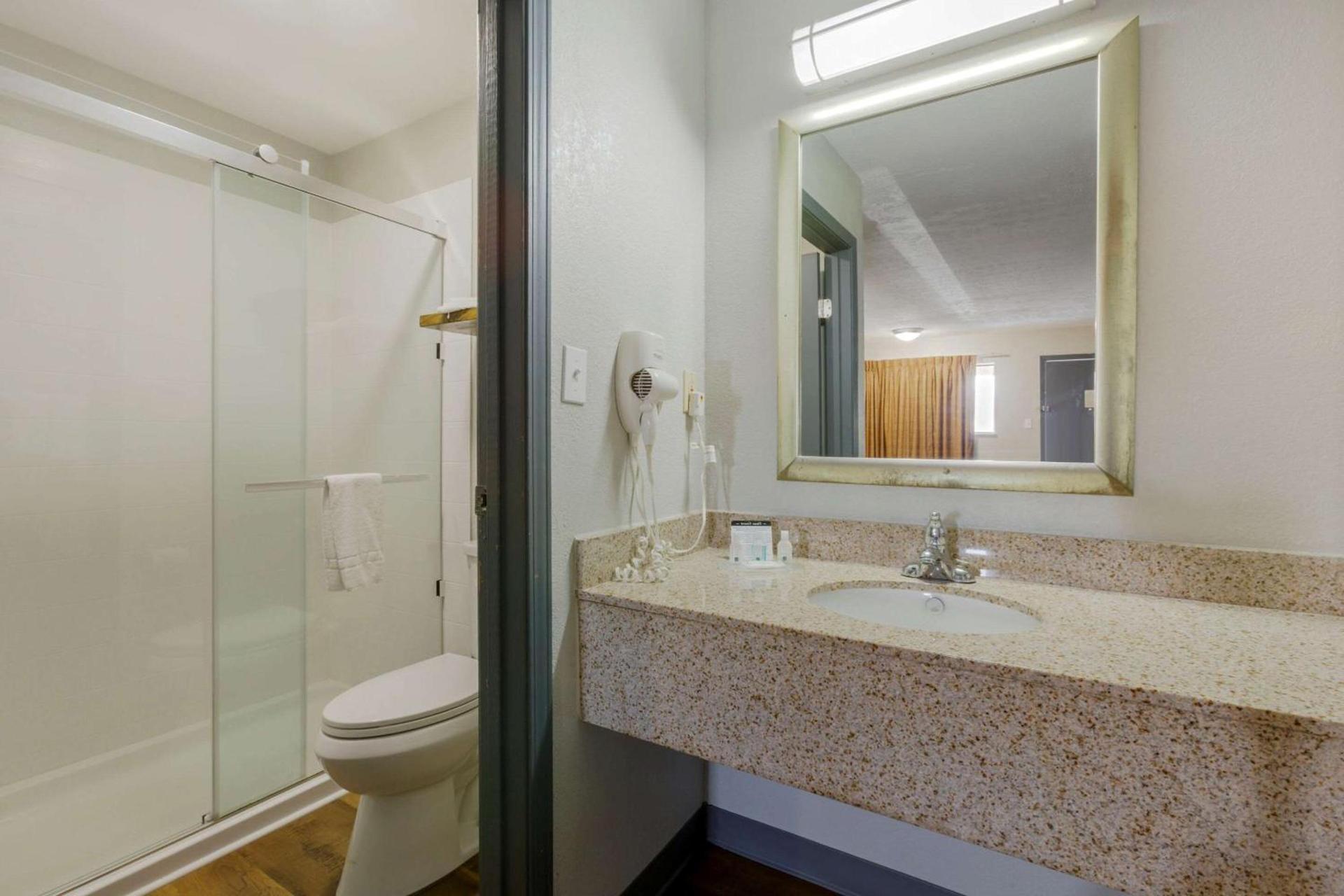 Quality Inn Columbus-East photo 37