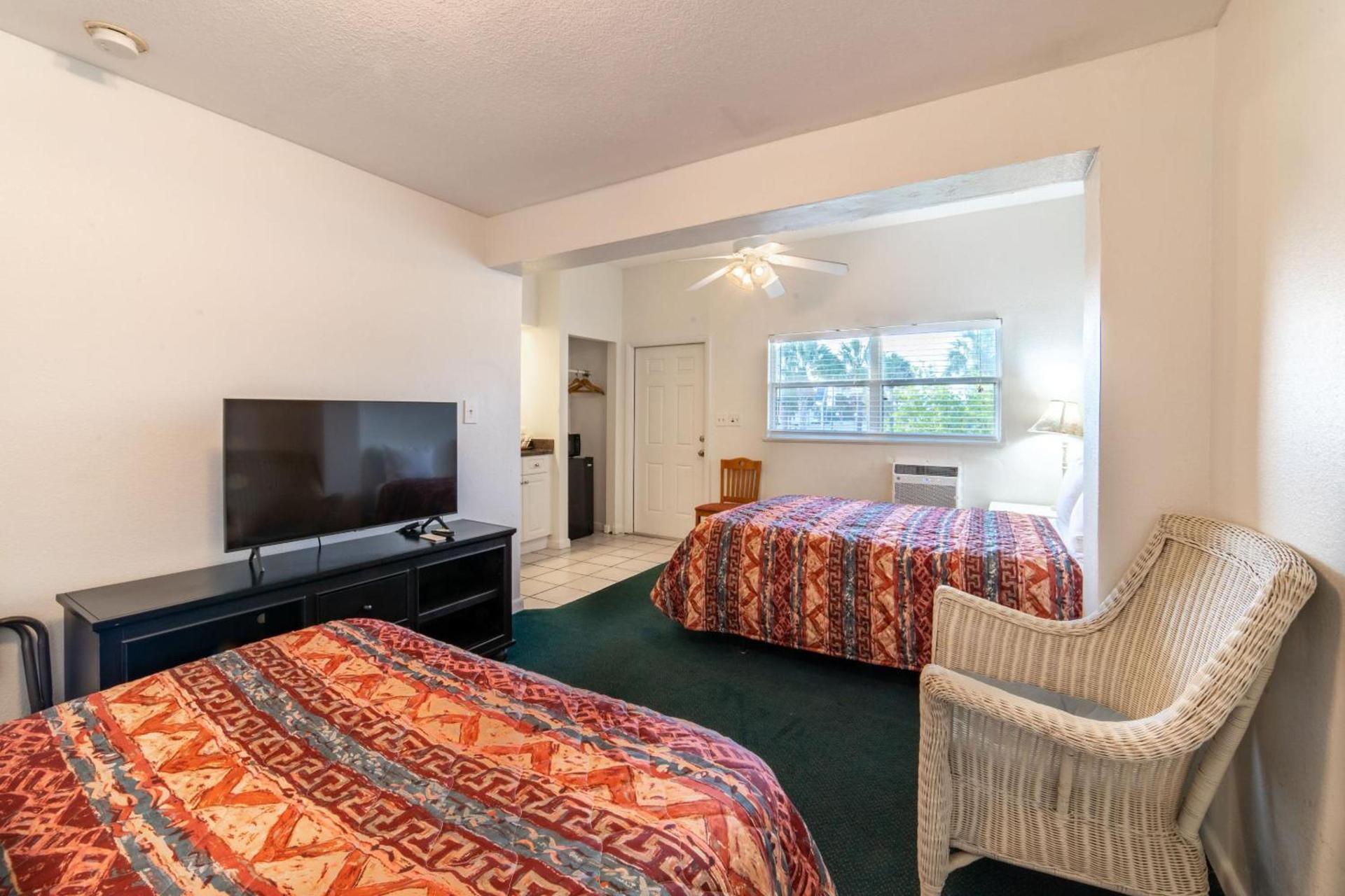 Captain's Table Hotel by Everglades Adventures photo 15