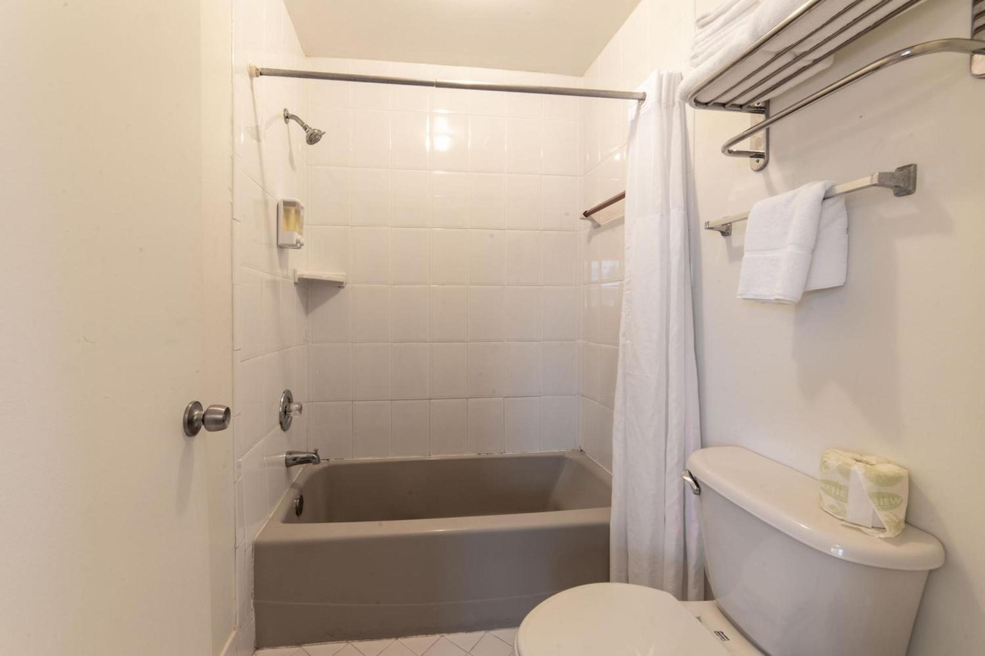 Captain's Table Hotel by Everglades Adventures photo 17