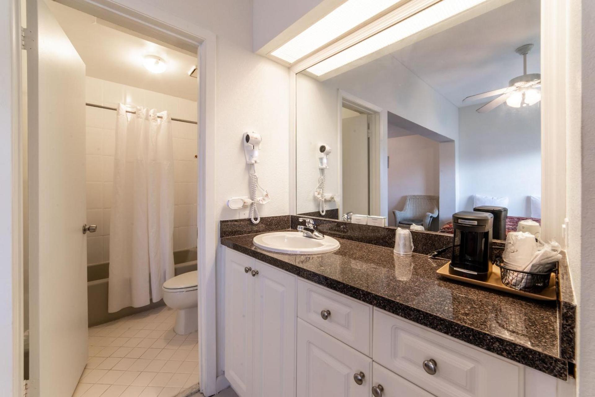 Captain's Table Hotel by Everglades Adventures photo 18