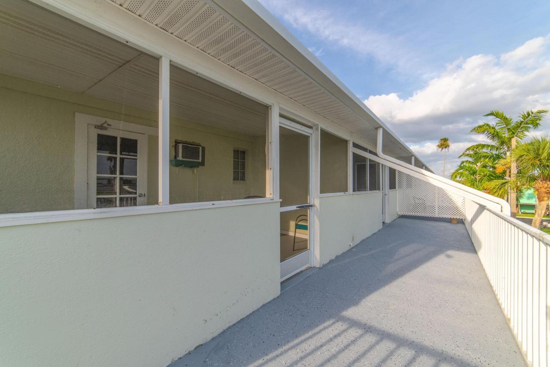 Captain's Table Hotel by Everglades Adventures photo 38