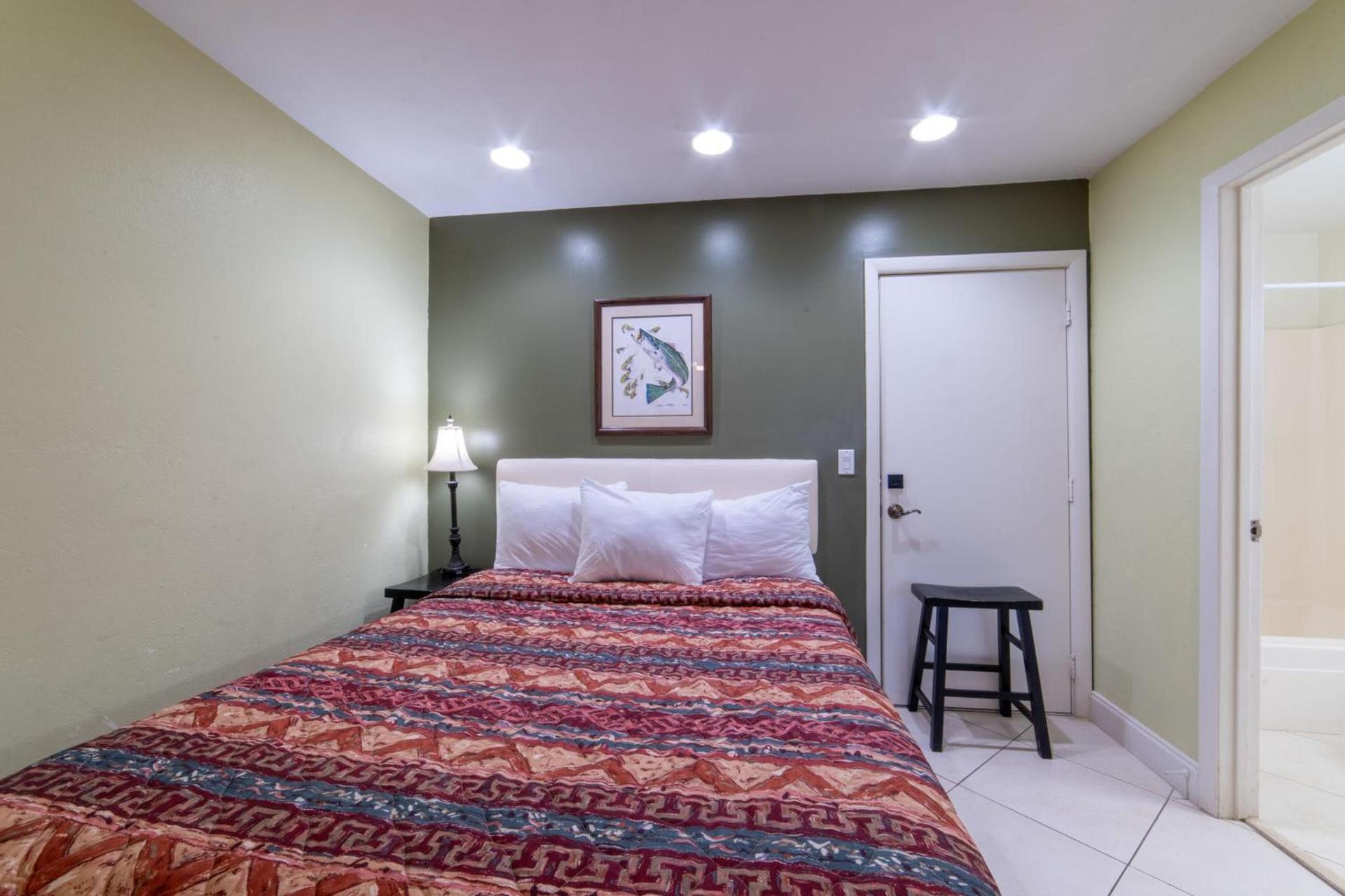Captain's Table Hotel by Everglades Adventures photo 58