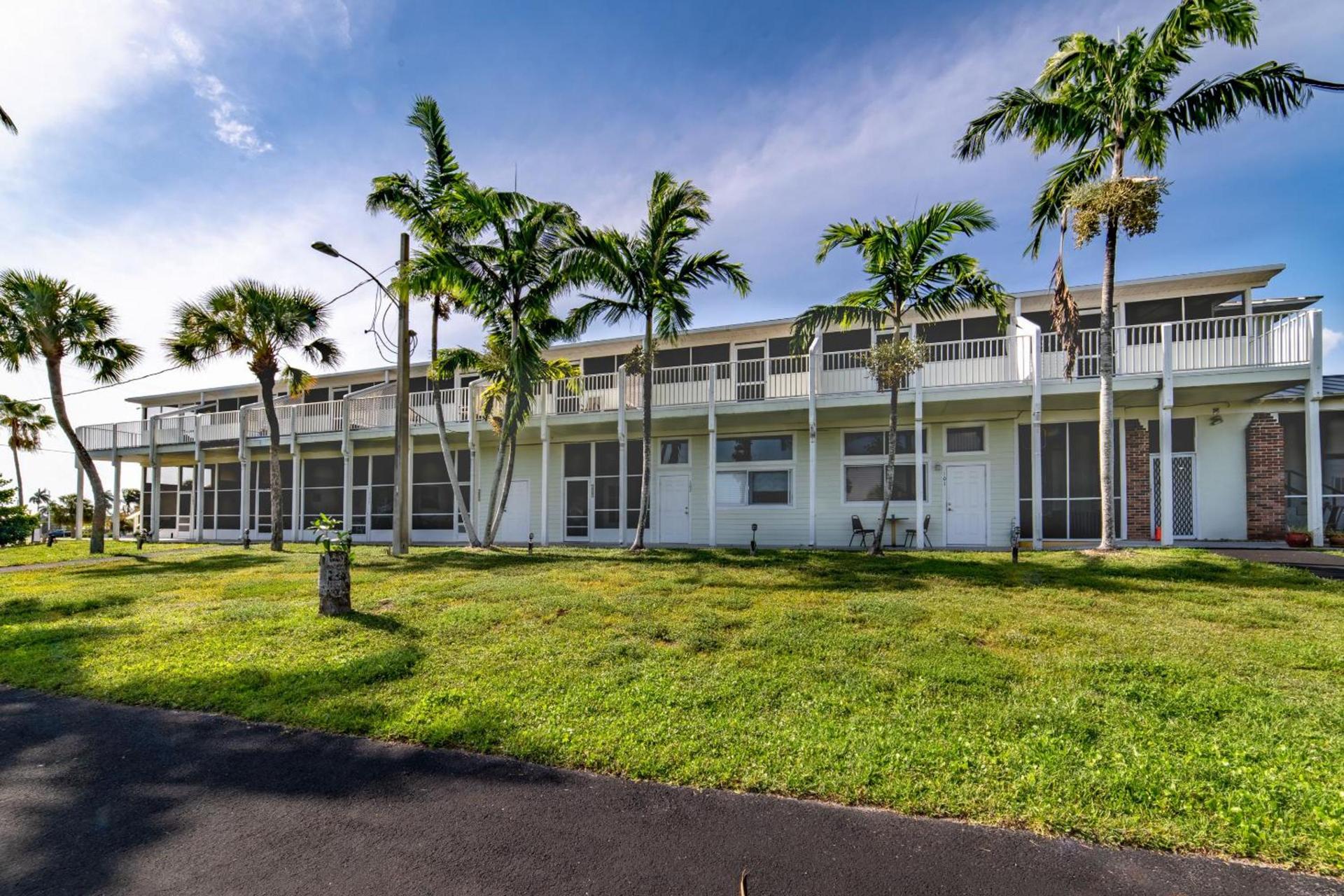 Captain's Table Hotel by Everglades Adventures photo 11