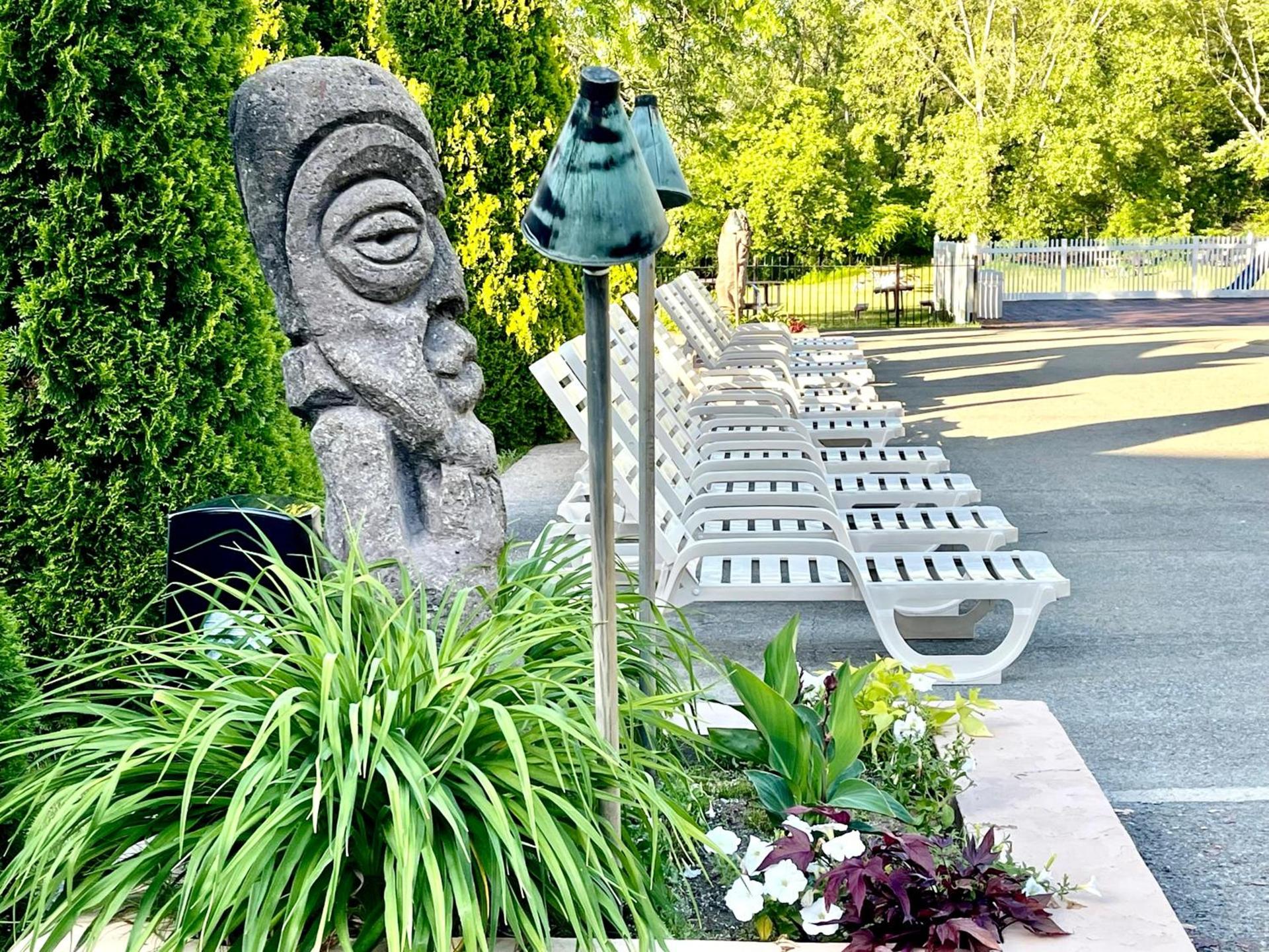 Tiki Resort - Lake George photo 46