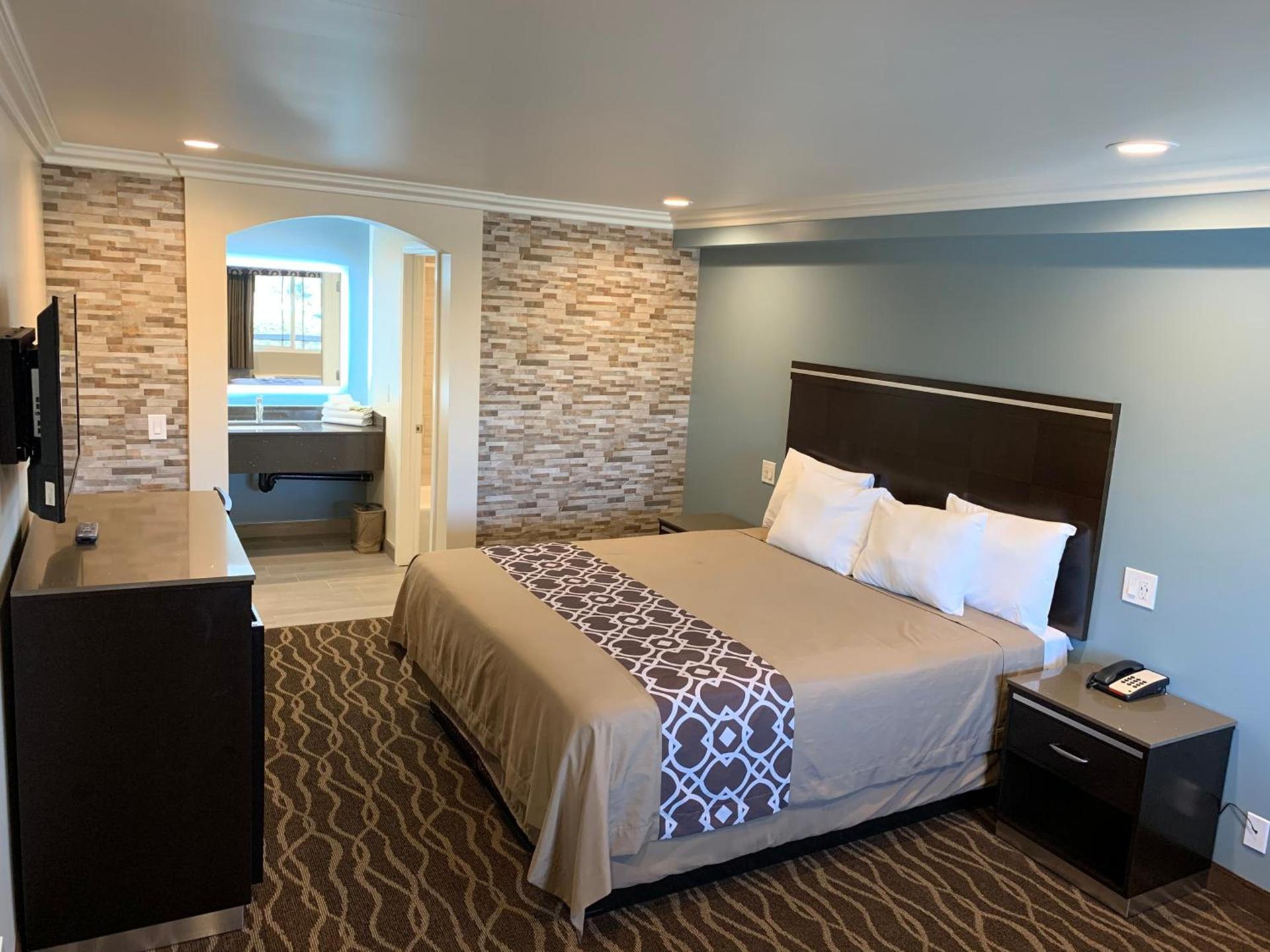 Industry Inn & Suites photo 4