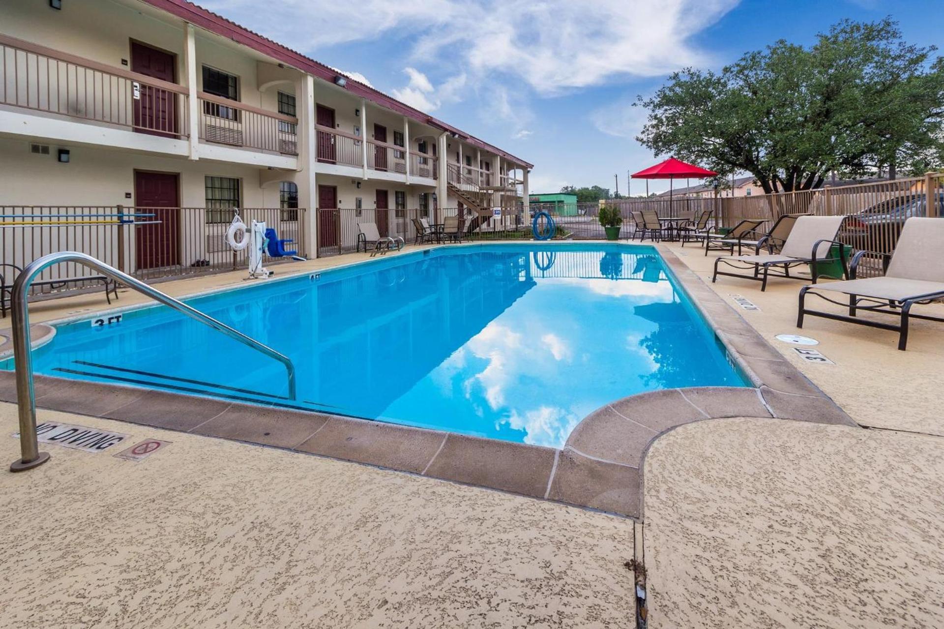 Red Roof Inn Houston East I-10 photo 28