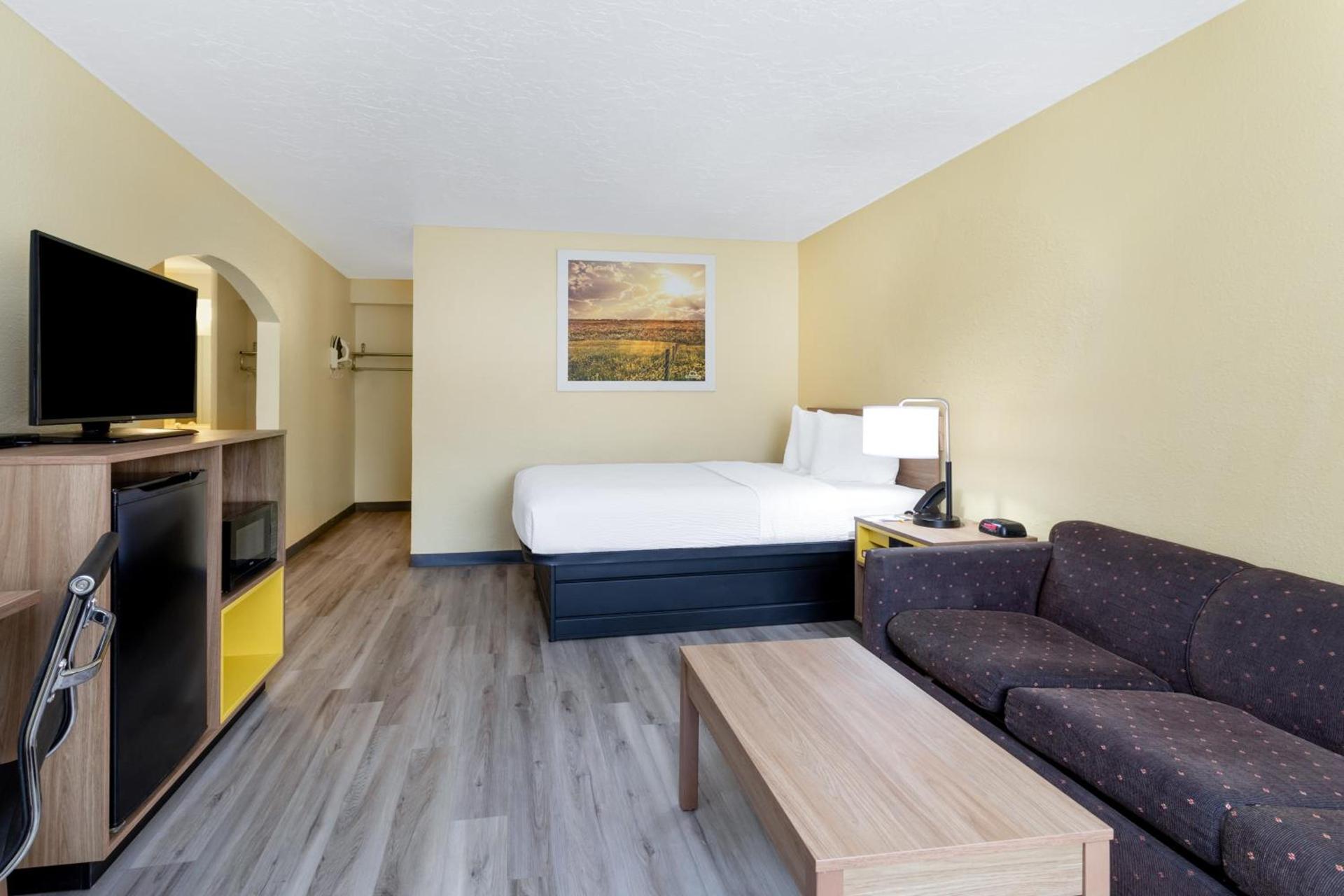 Days Inn & Suites by Wyndham Clovis photo 52