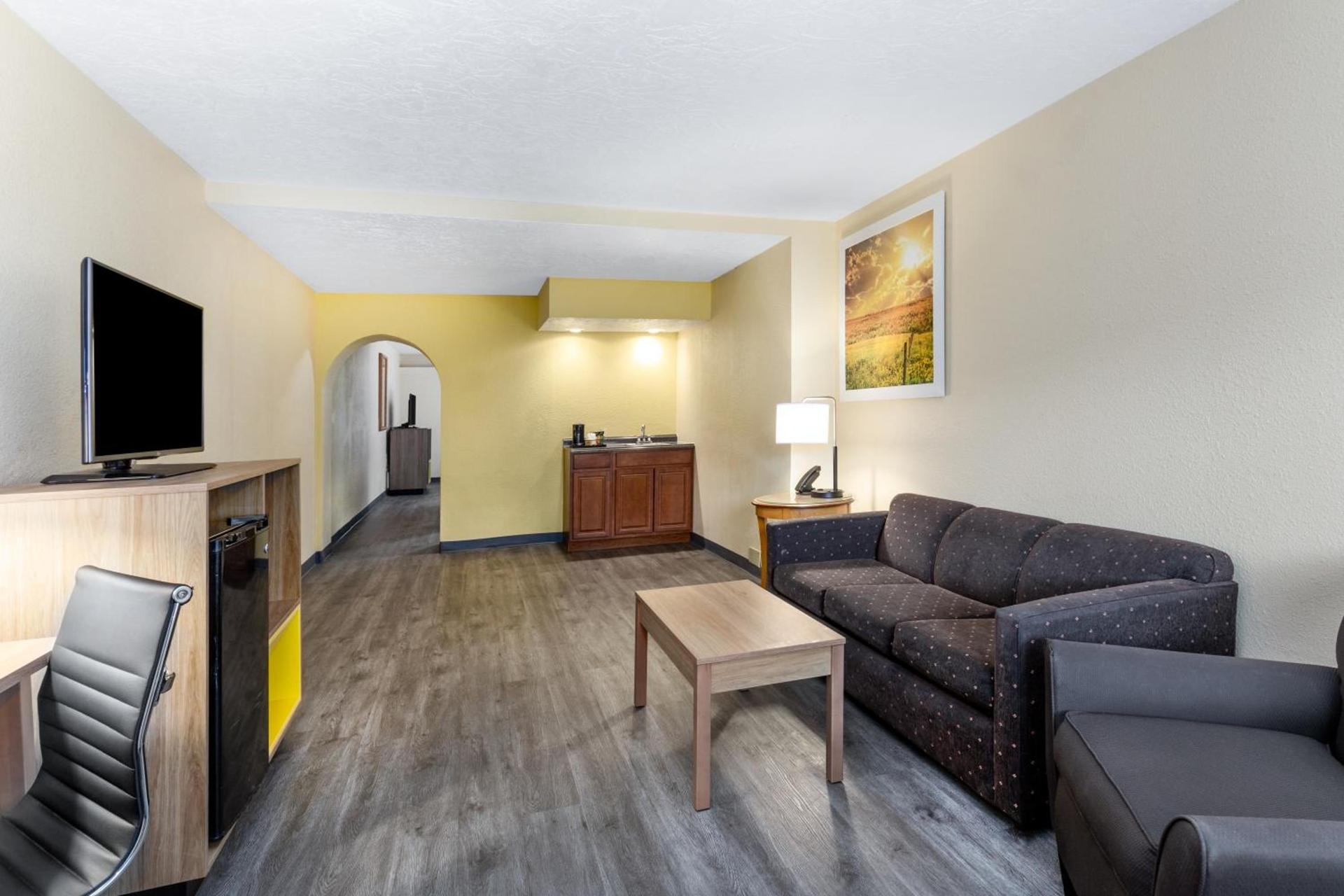 Days Inn & Suites by Wyndham Clovis photo 66