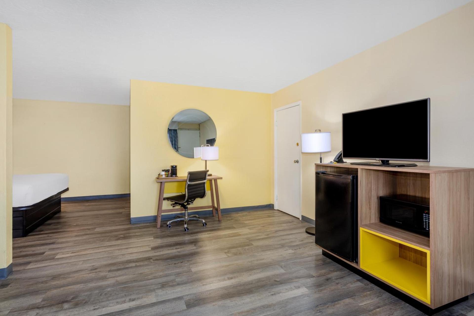 Days Inn & Suites by Wyndham Clovis photo 71