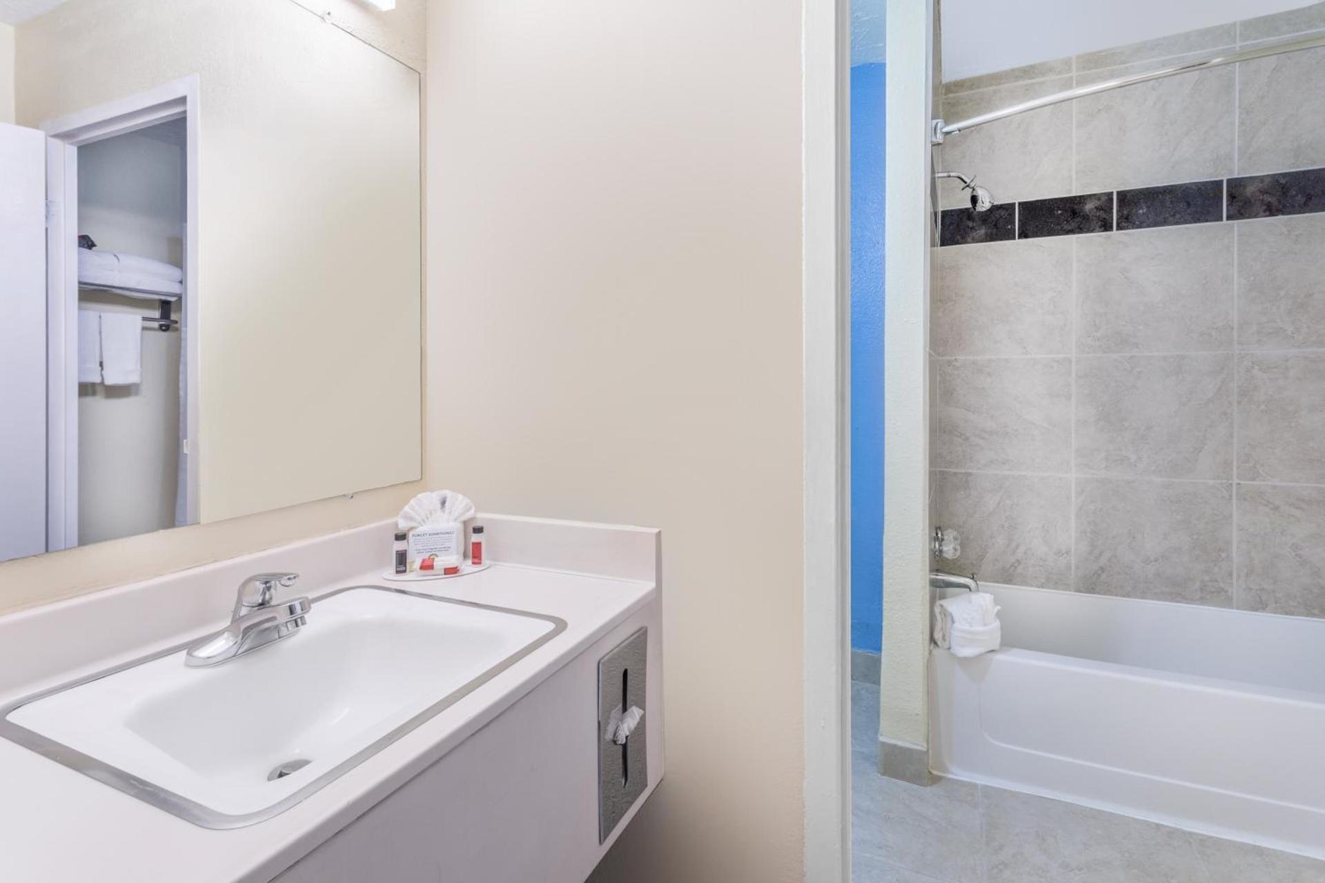 Days Inn & Suites by Wyndham Clovis photo 73