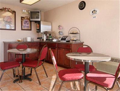 Super 8 by Wyndham Oklahoma Fairgrounds photo 10